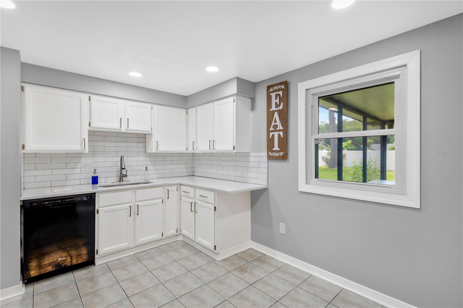 819 JACARANDA DR — photo 10