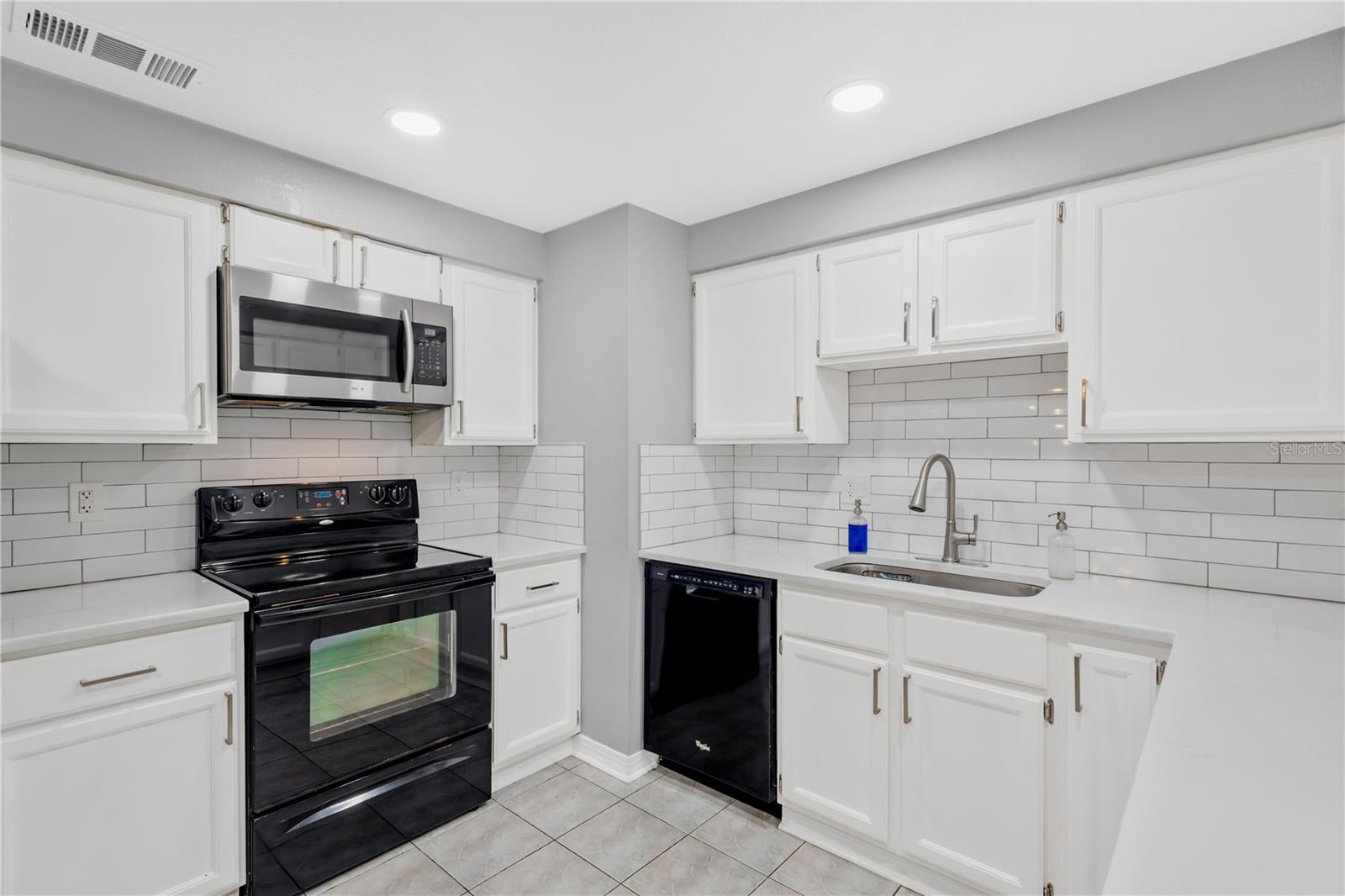 819 JACARANDA DR — photo 8