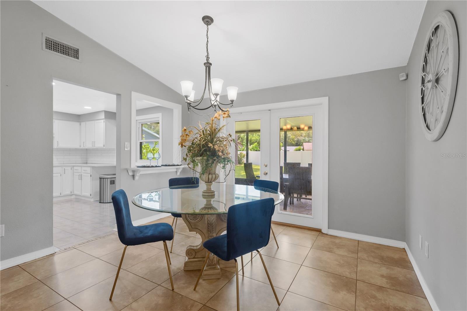 819 JACARANDA DR — photo 6