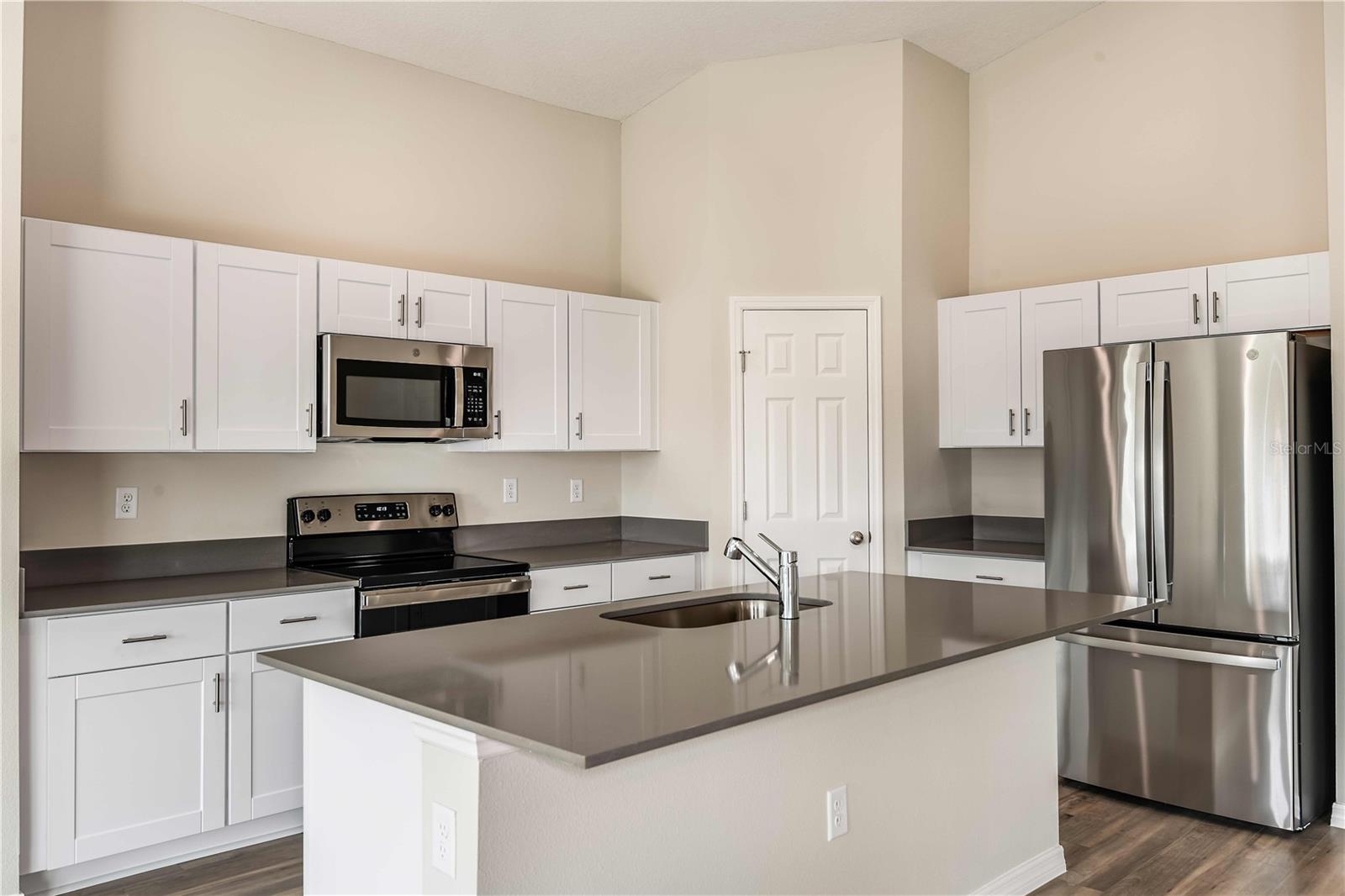 36644 THORNHEDGE DR — photo 2