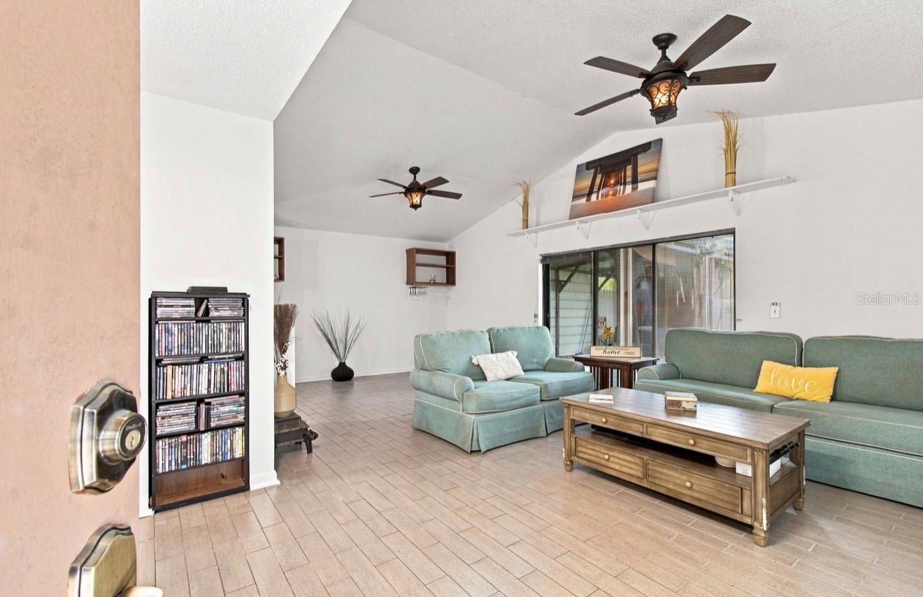 1932 GREGORY DR — photo 2