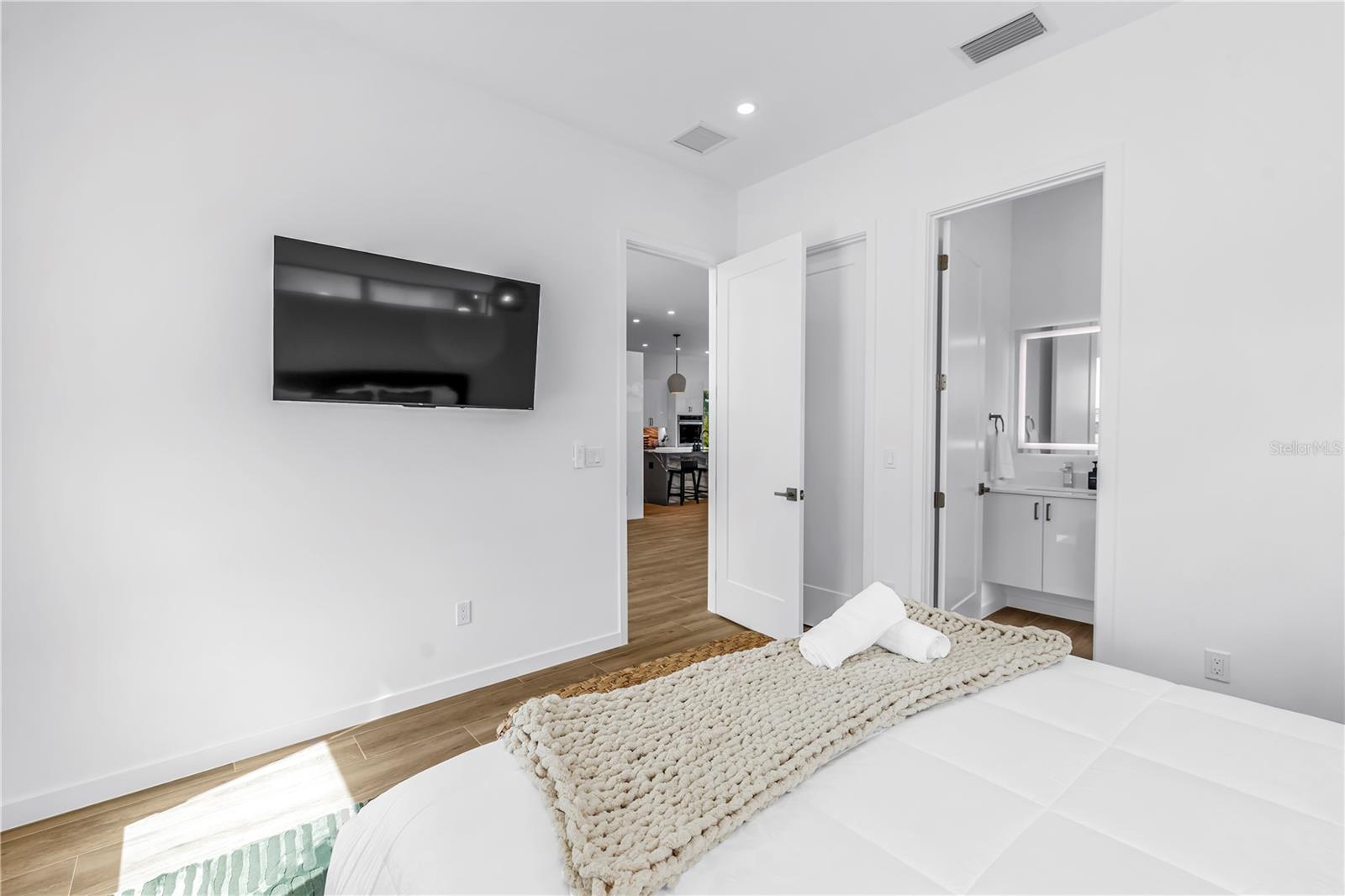 2345 TEMPLE ST — photo 33