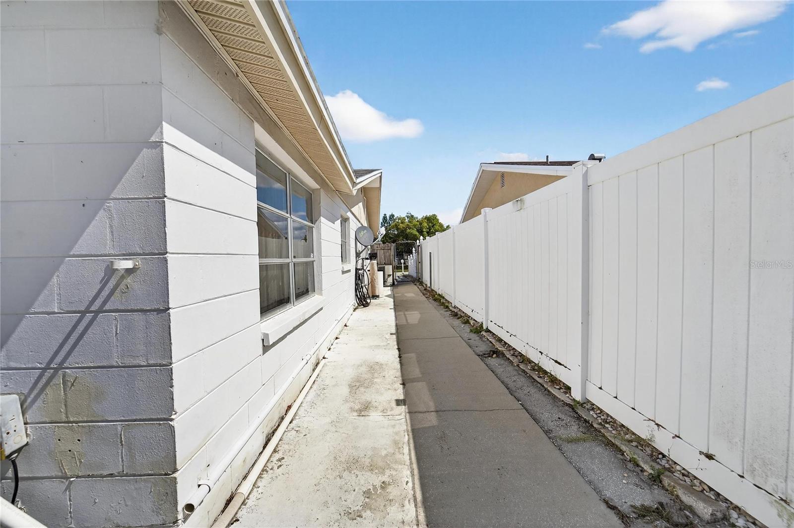 10841 PICCADILLY RD — photo 32