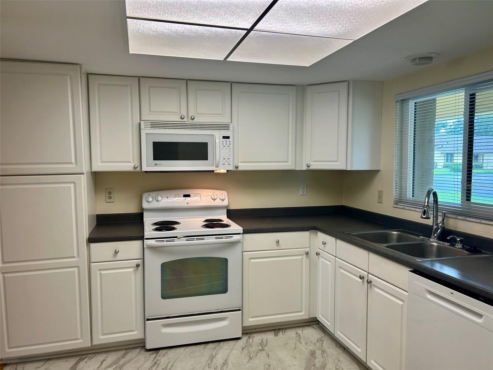 2506 OAKLEAF LN #25B — photo 2