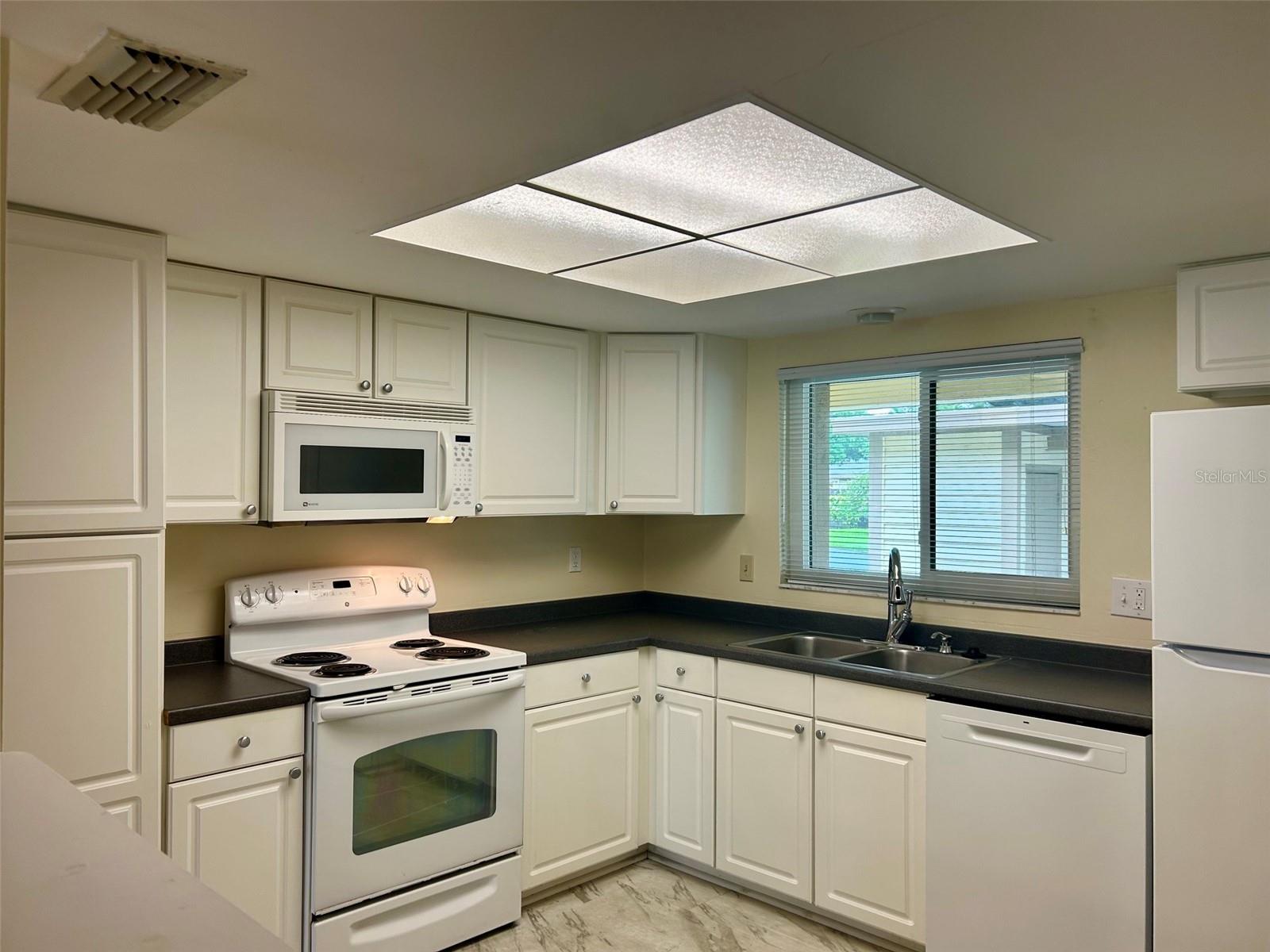 2506 OAKLEAF LN #25B — photo 3