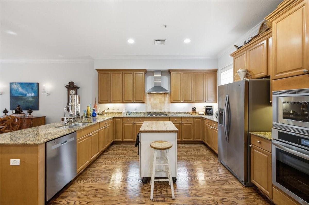 114 E DAVIS BLVD #8 — photo 2