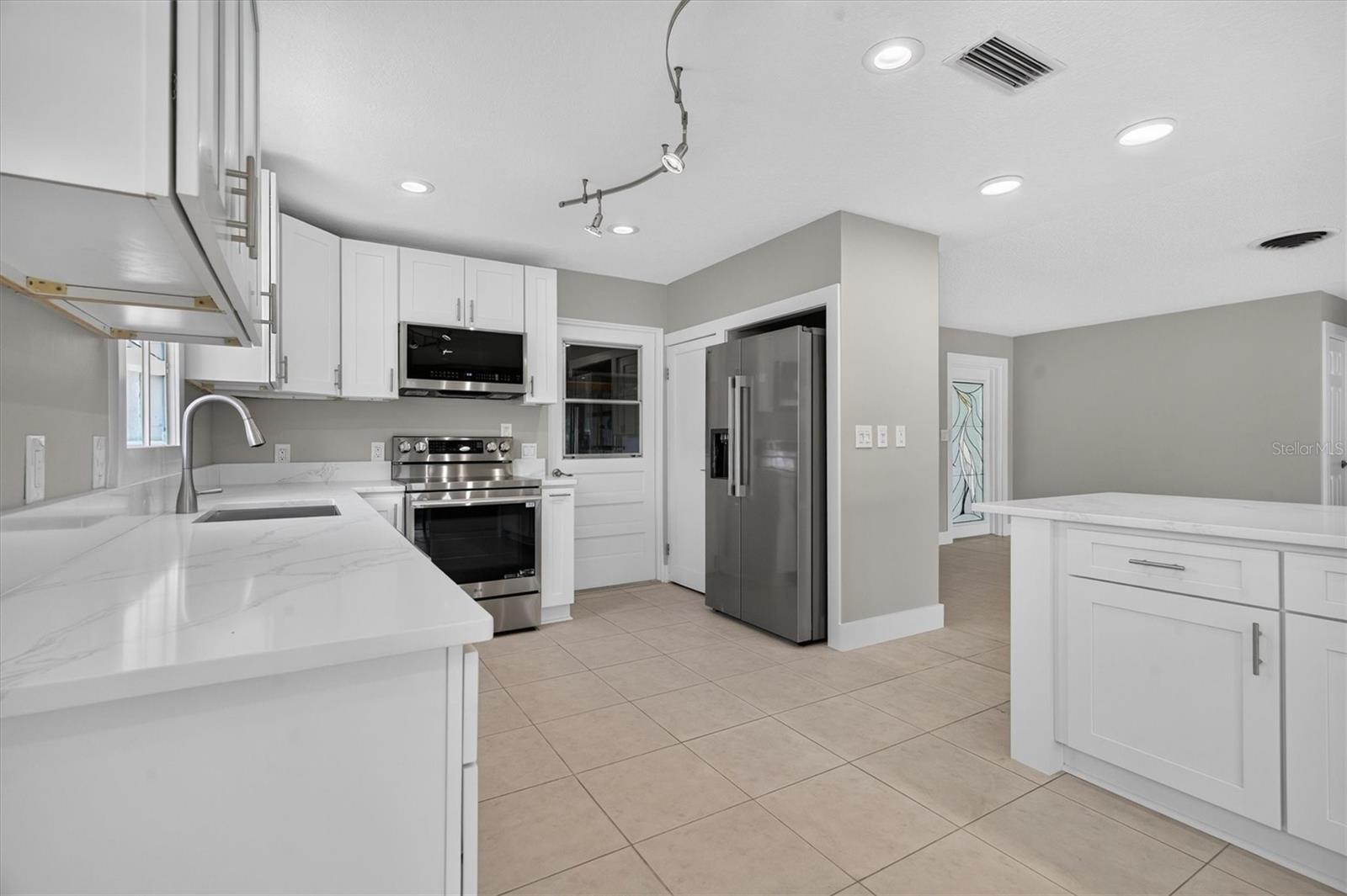 541 LILLIAN DR — photo 16