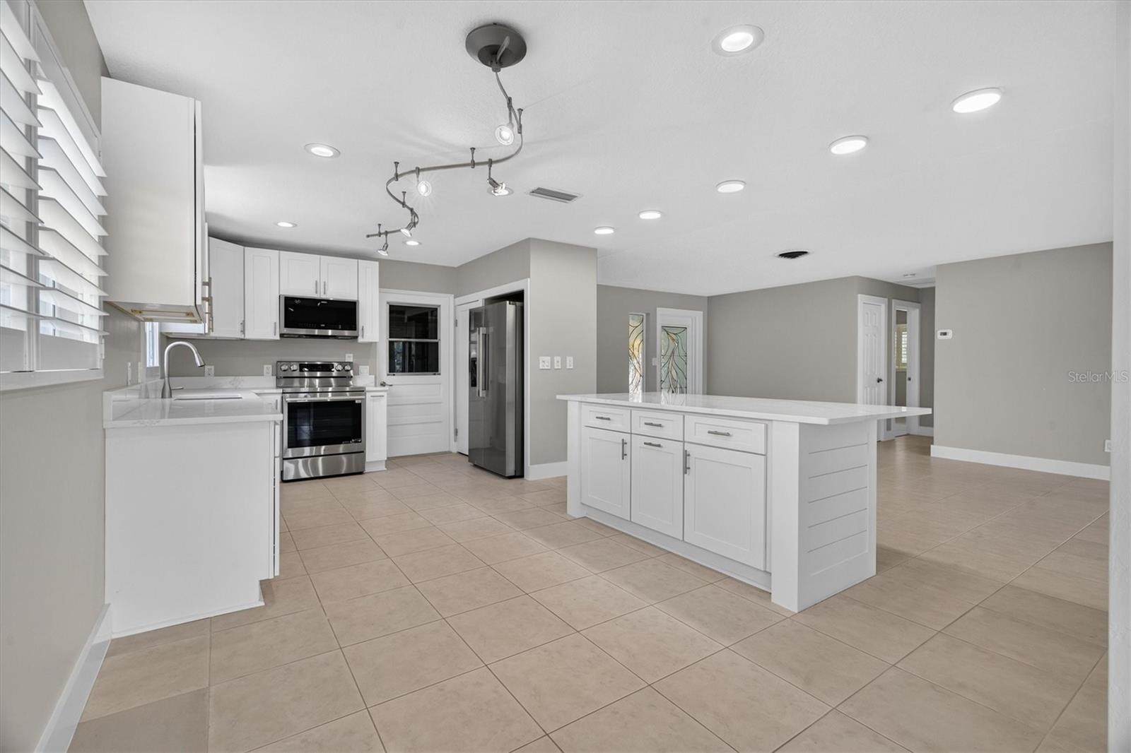 541 LILLIAN DR — photo 20