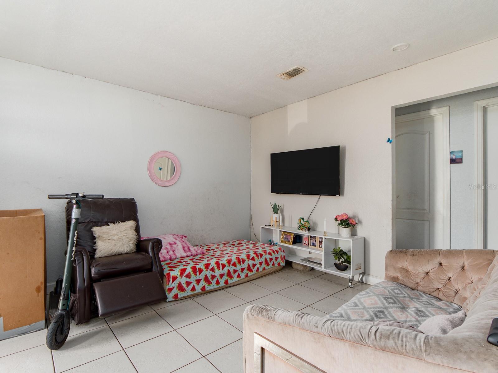 2532 W WALNUT ST — photo 4