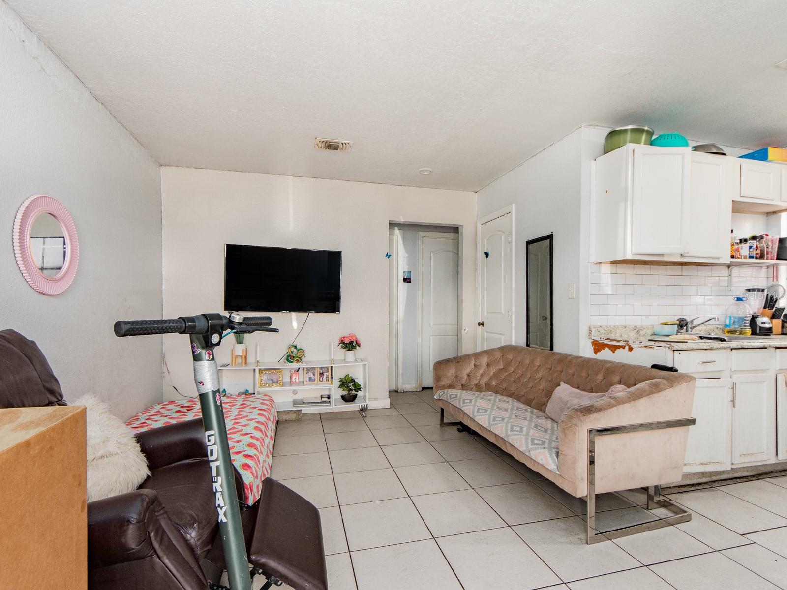 2532 W WALNUT ST — photo 3