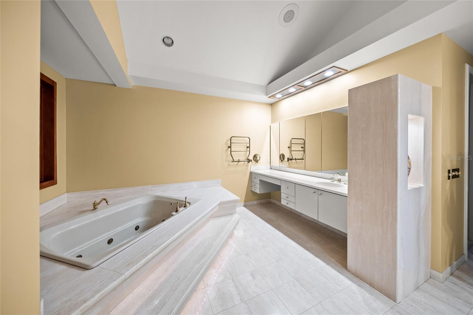 1136 N LAKE SHORE DR — photo 28