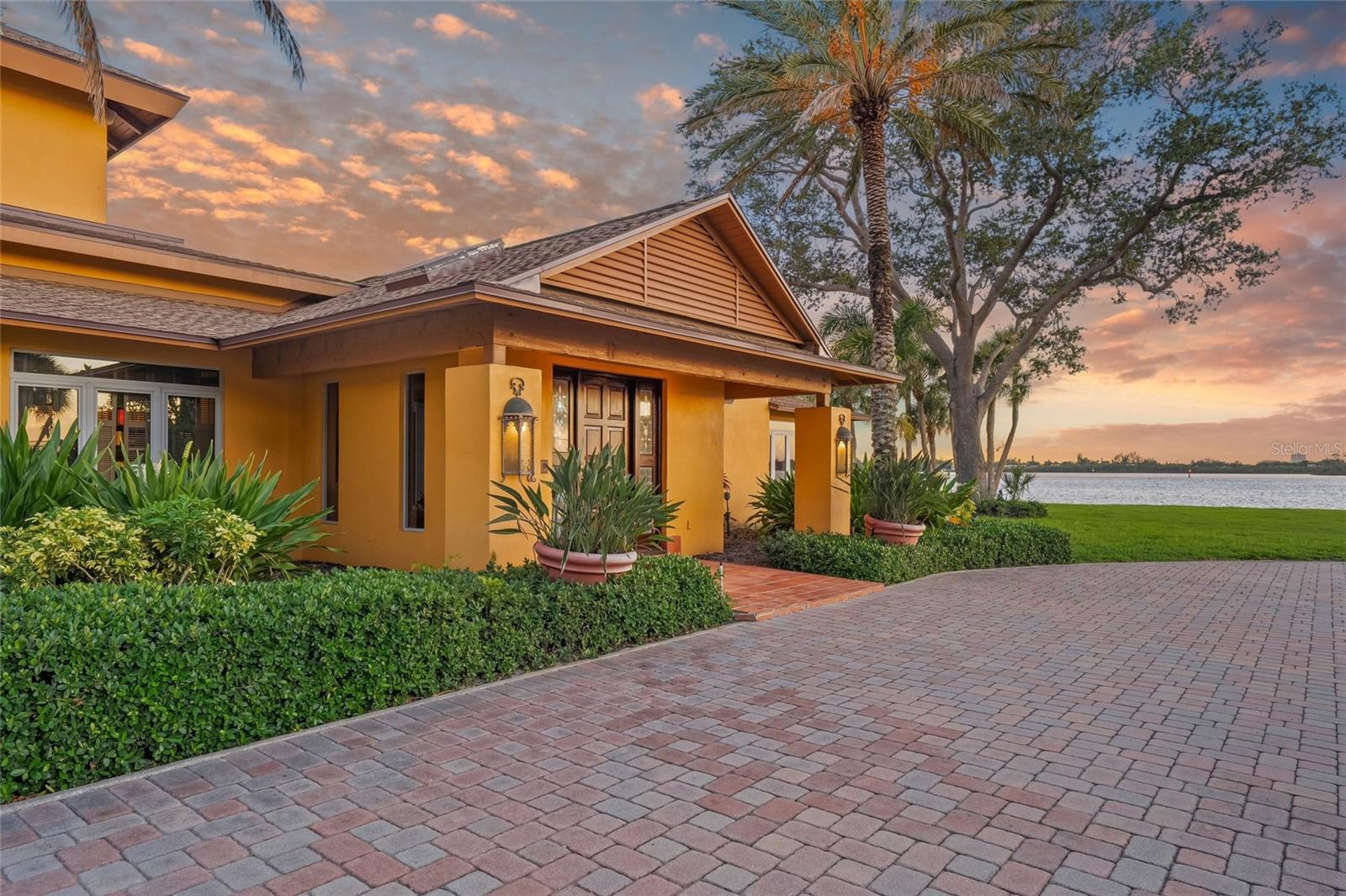 1136 N LAKE SHORE DR — photo 11