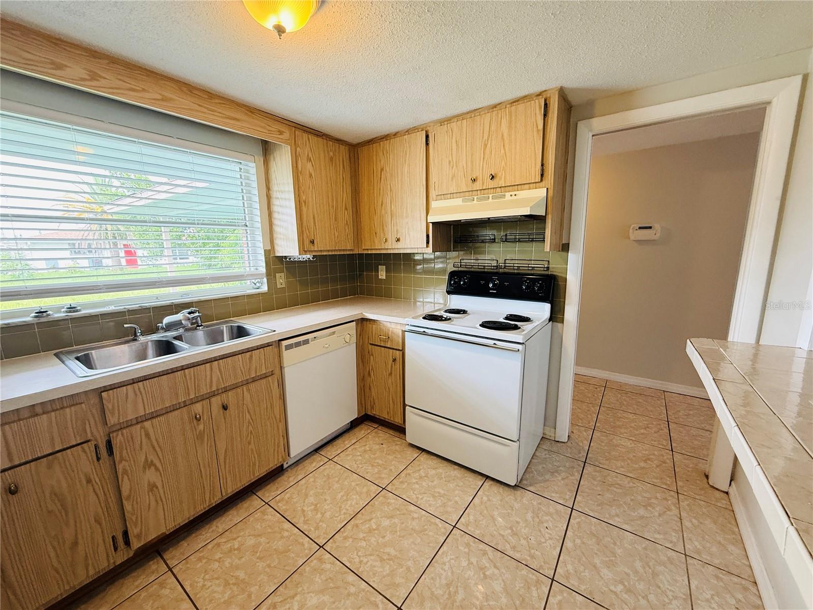 7910 LILAC DR — photo 9