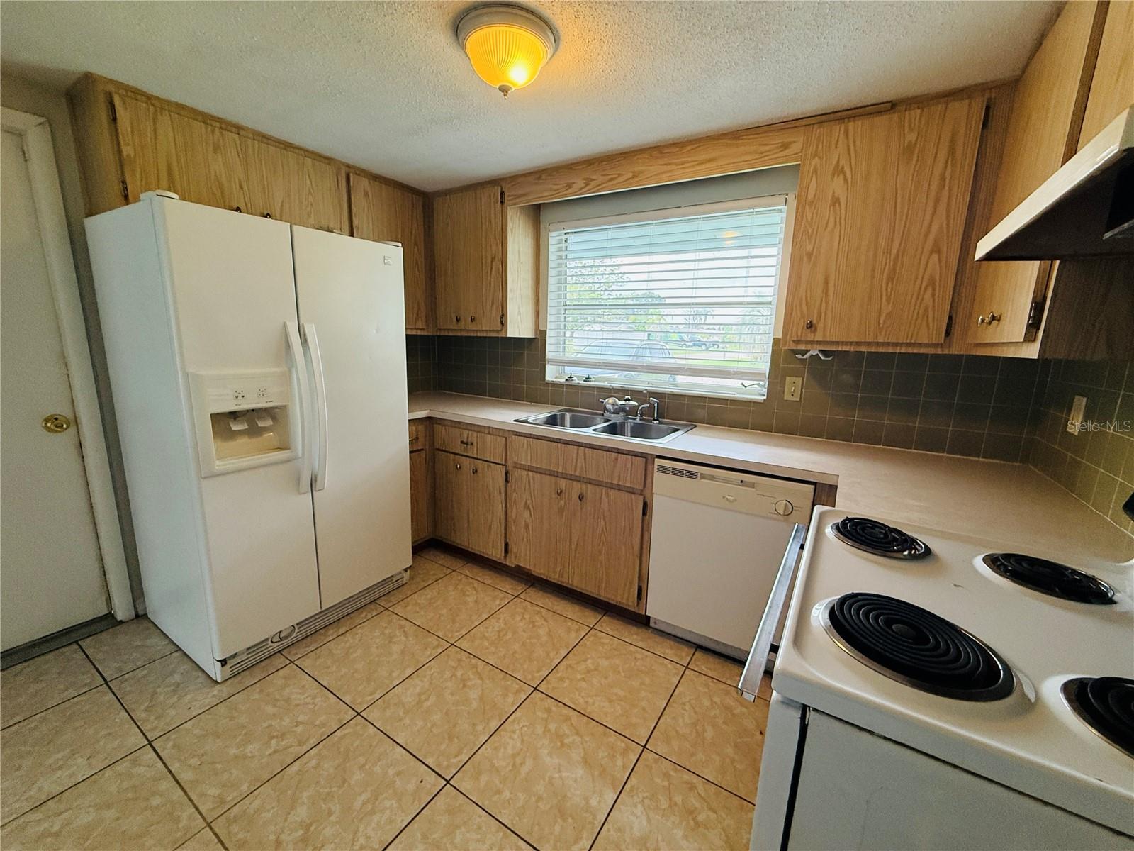 7910 LILAC DR — photo 12