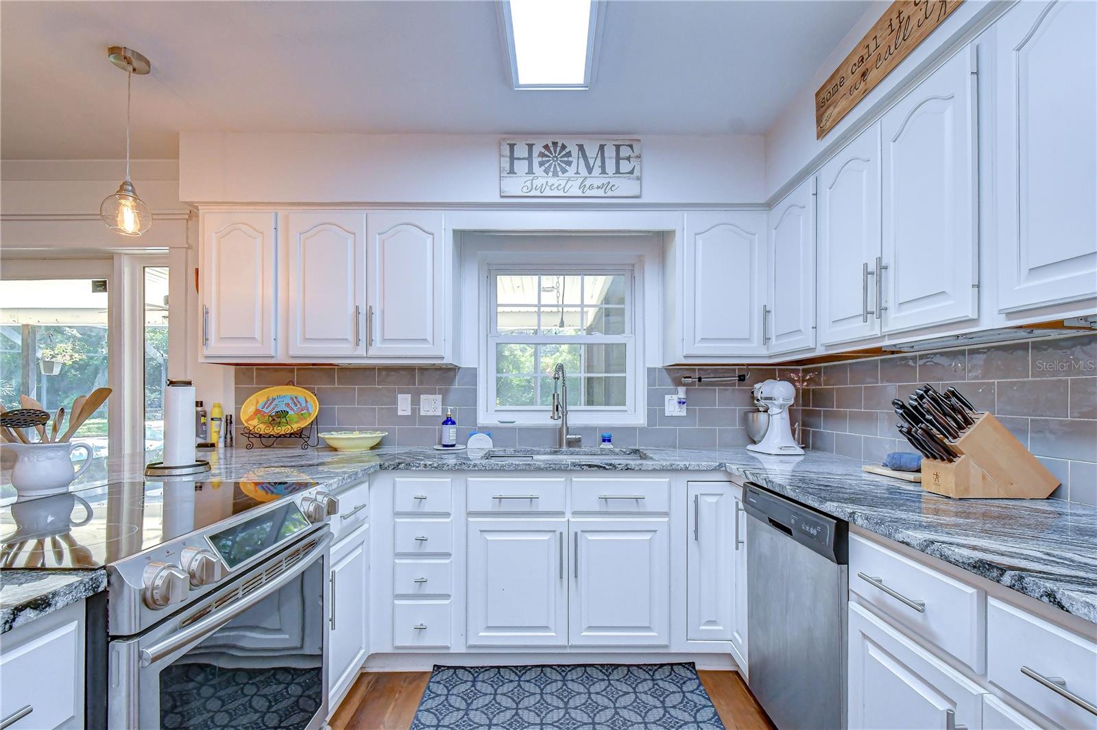 901 WOODVIEW DR — photo 13