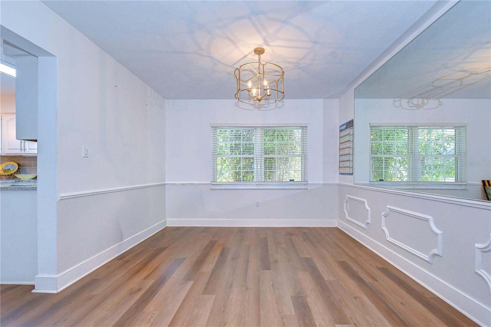 901 WOODVIEW DR — photo 10
