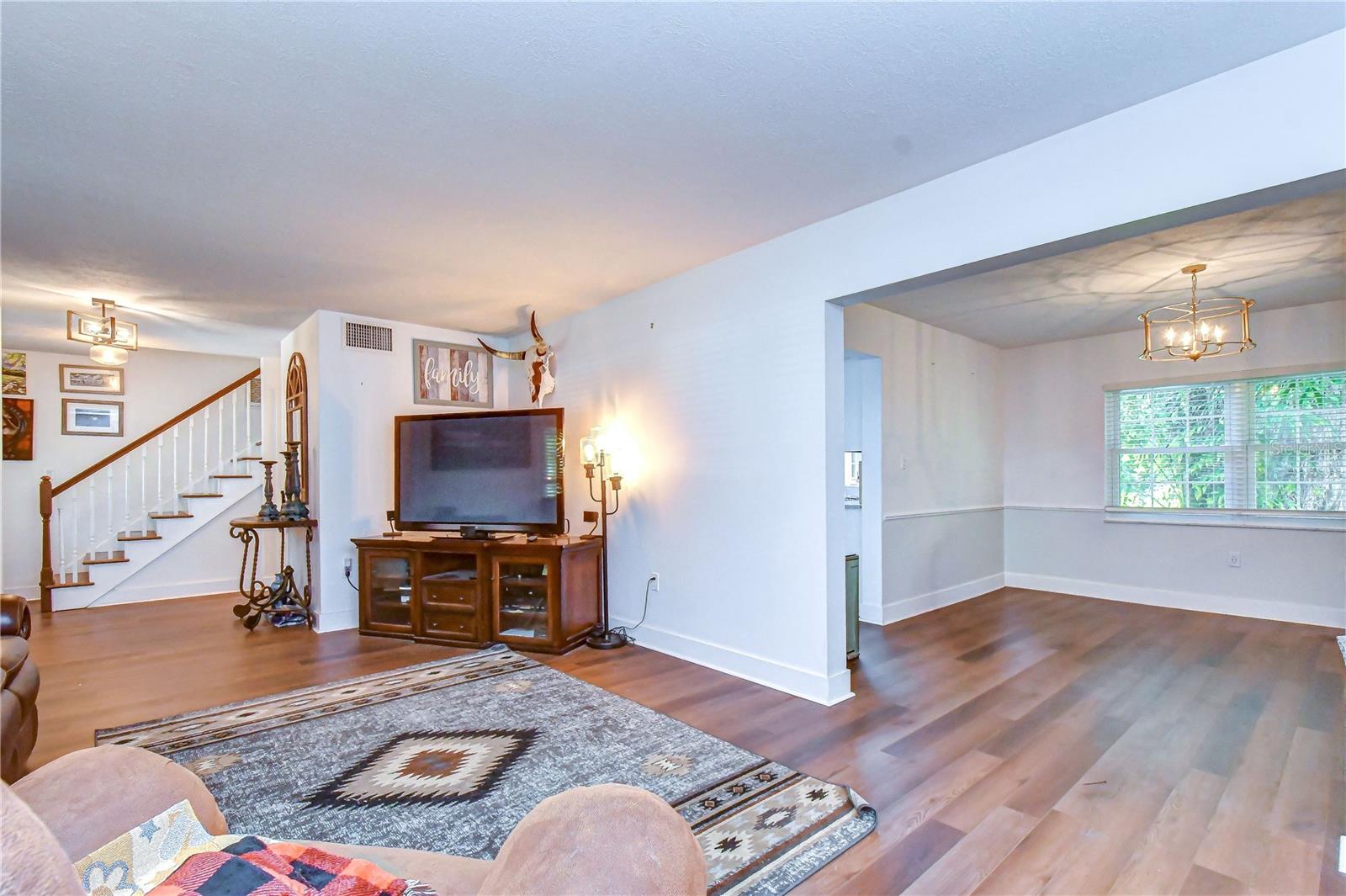 901 WOODVIEW DR — photo 9