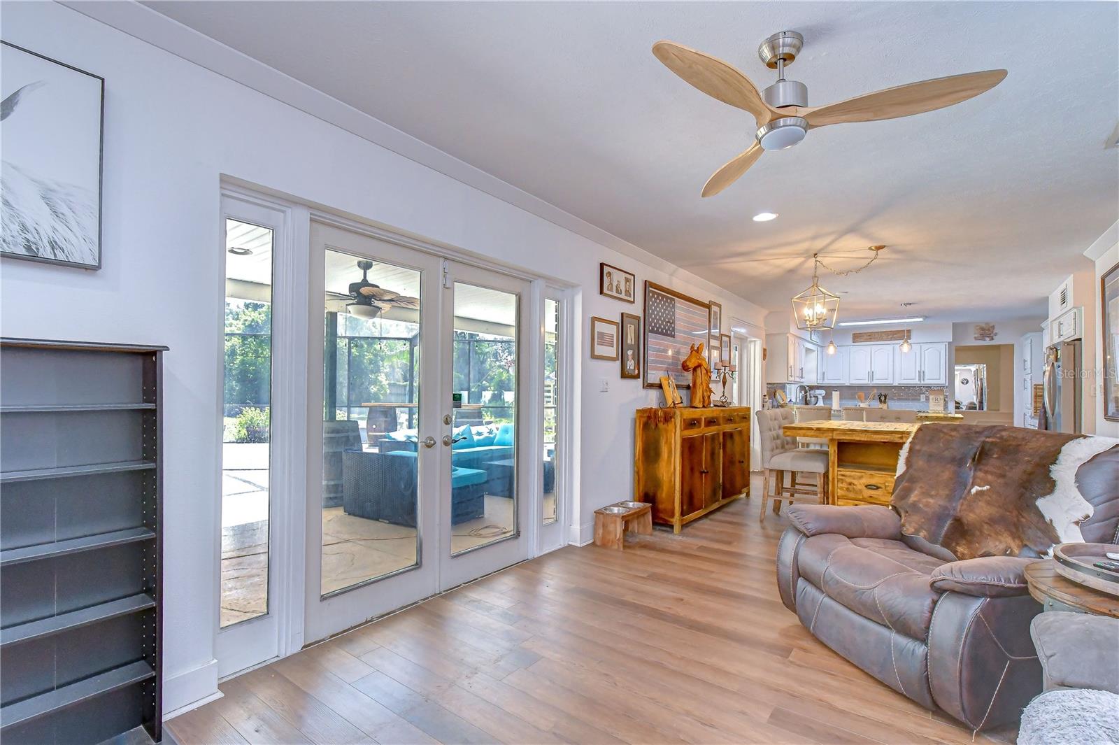 901 WOODVIEW DR — photo 16