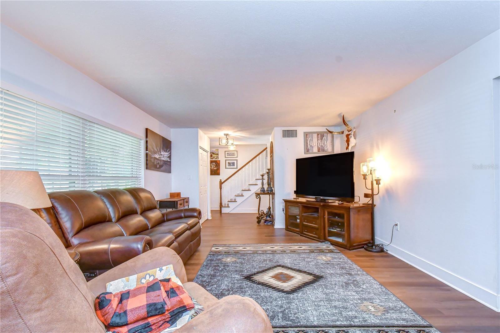 901 WOODVIEW DR — photo 8
