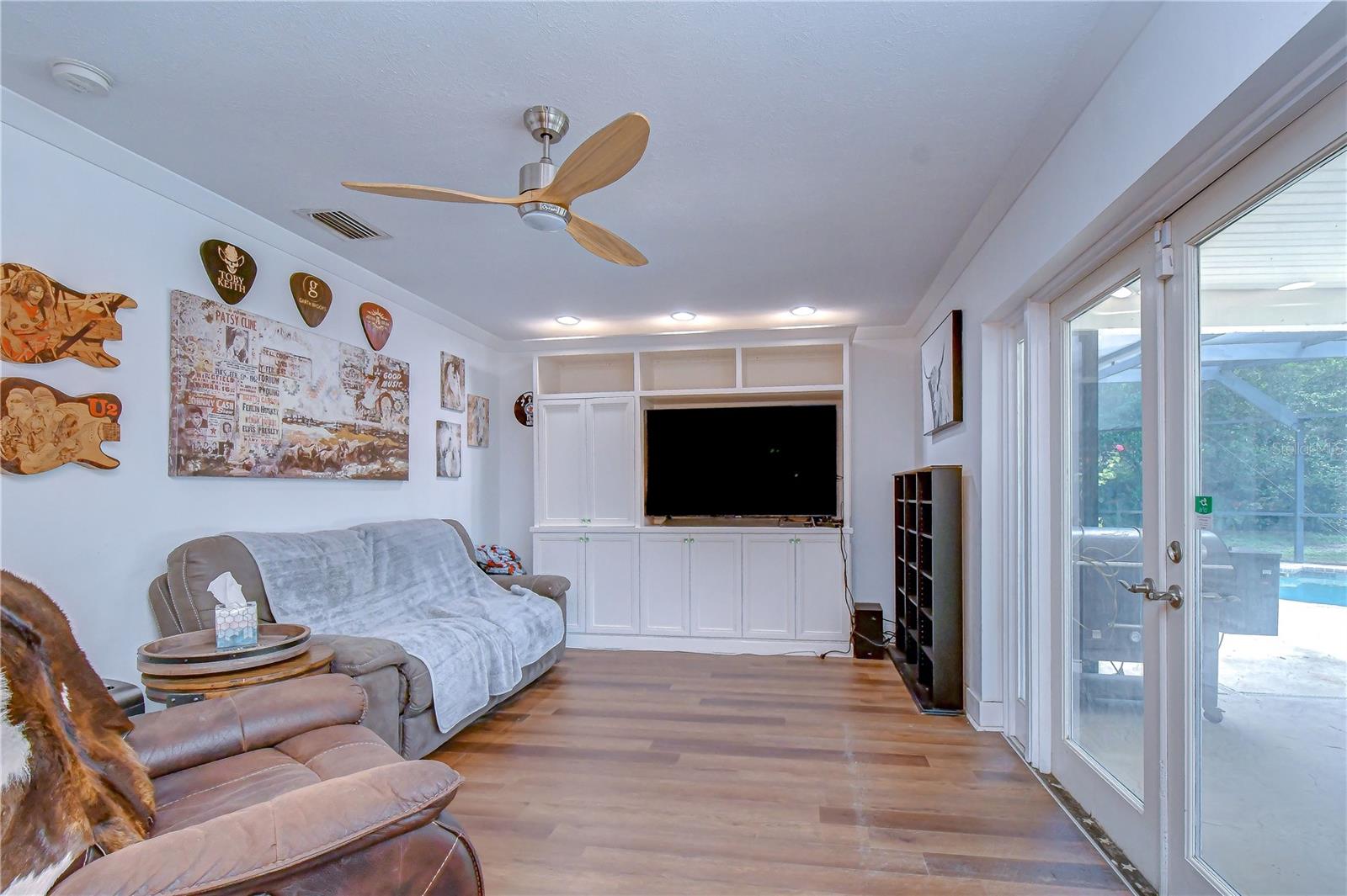 901 WOODVIEW DR — photo 15