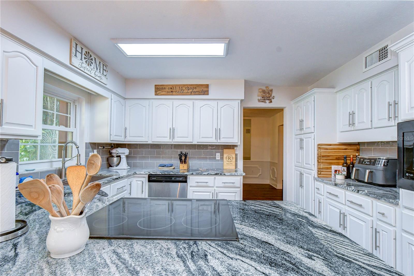 901 WOODVIEW DR — photo 12