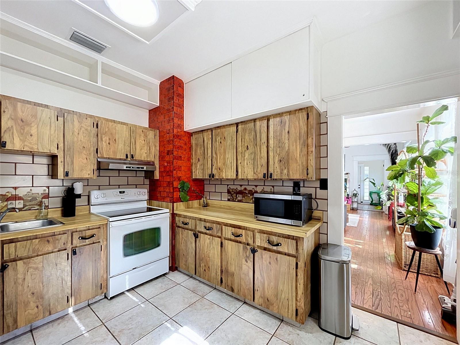 210 W FLORIBRASKA AVE — photo 19