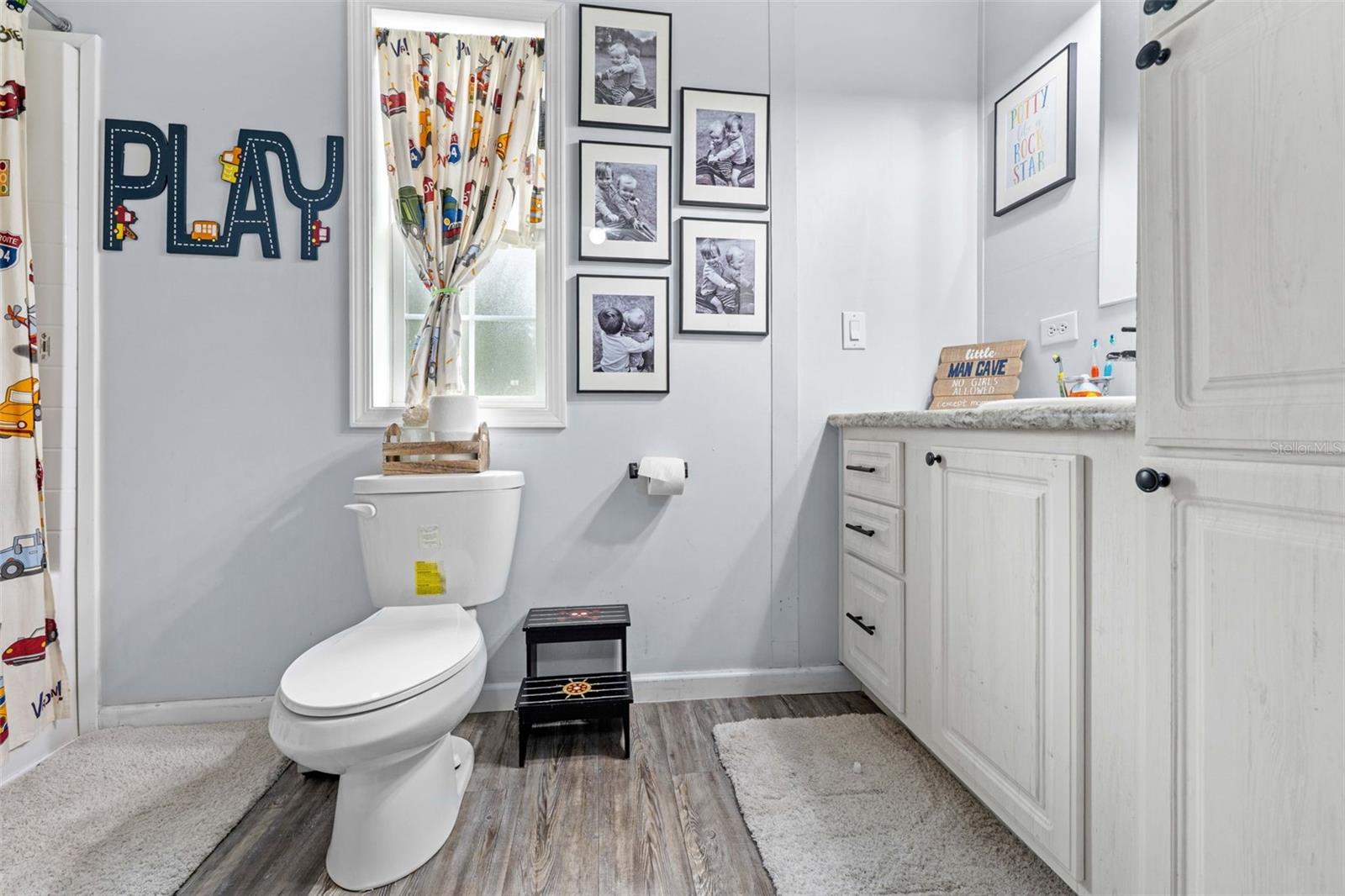 4045 LOURY DR — photo 31