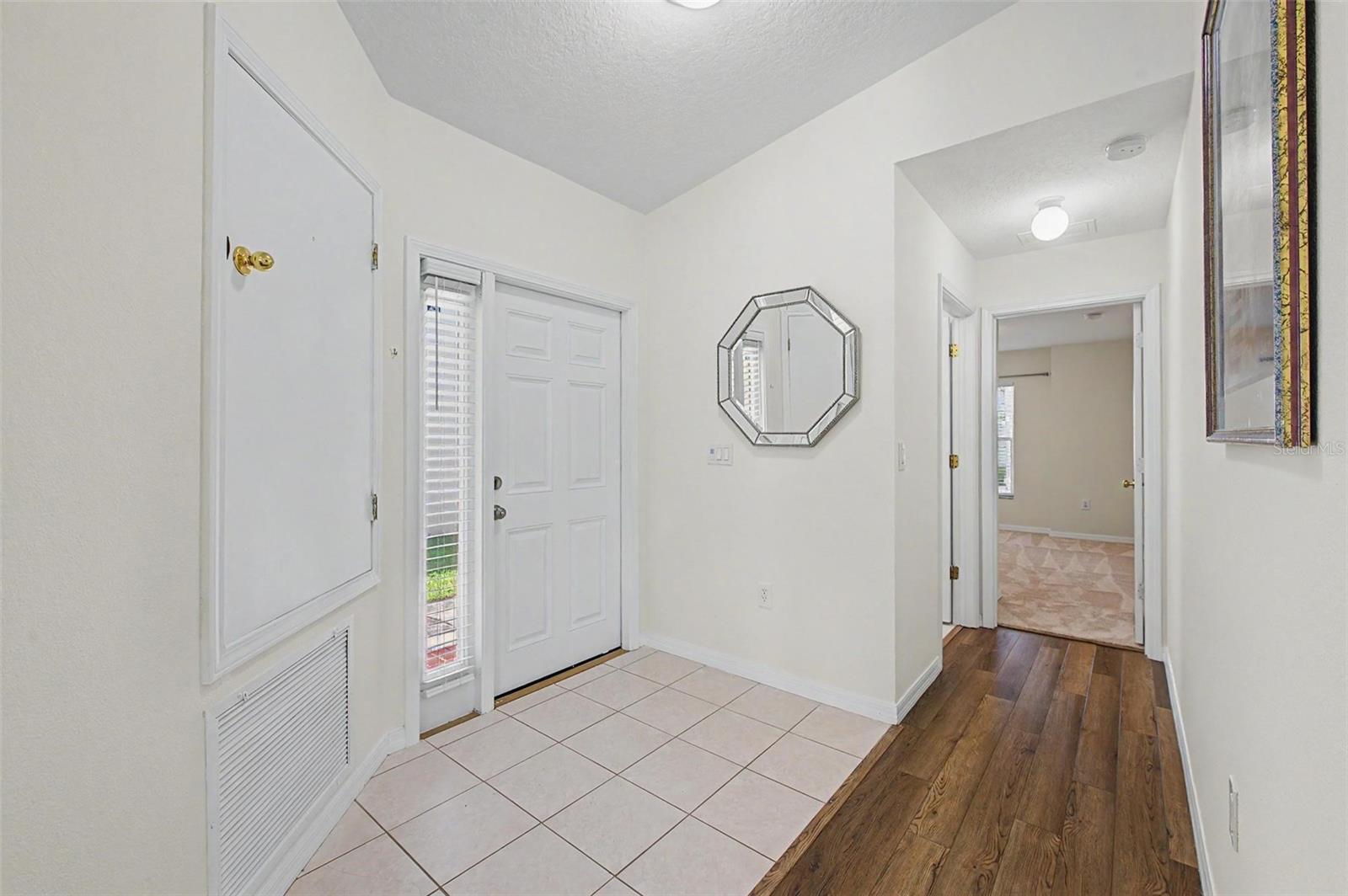 7838 CARRIAGE POINTE DR — photo 9