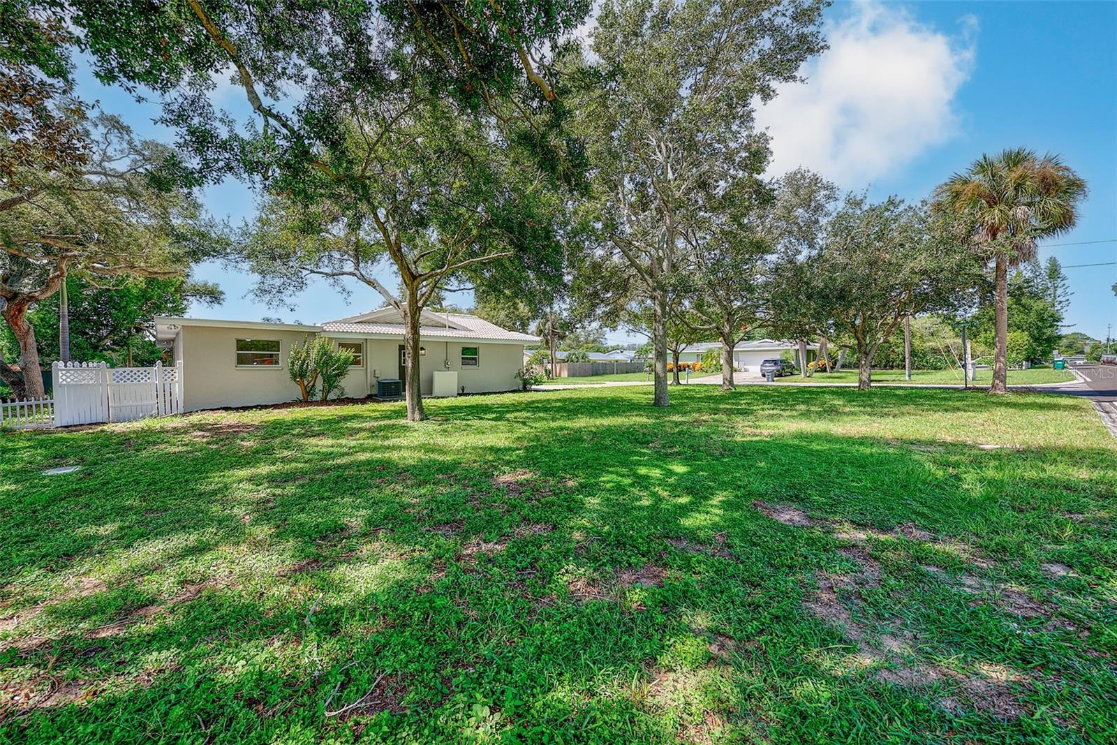 833 TALLOWOOD DR — photo 40