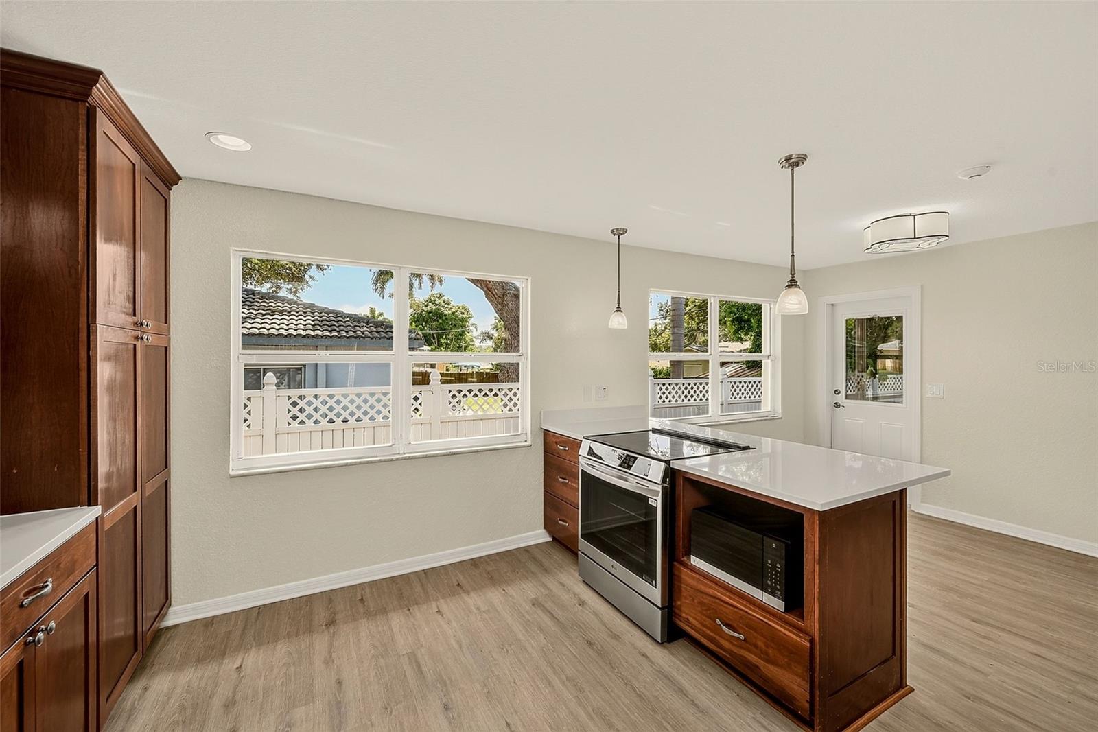833 TALLOWOOD DR — photo 12