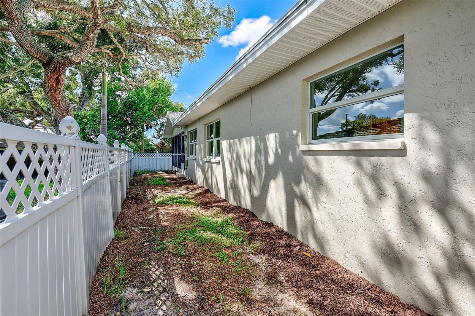 833 TALLOWOOD DR — photo 41