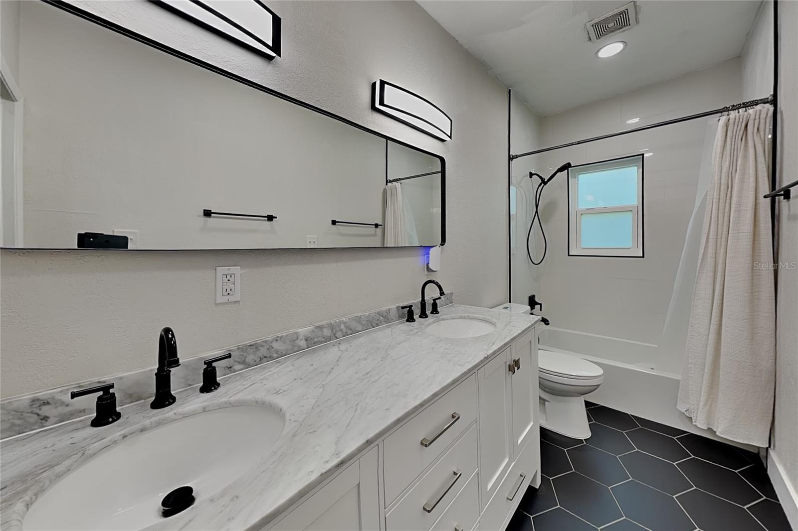 3801 1/2 W PALMIRA AVE — photo 11