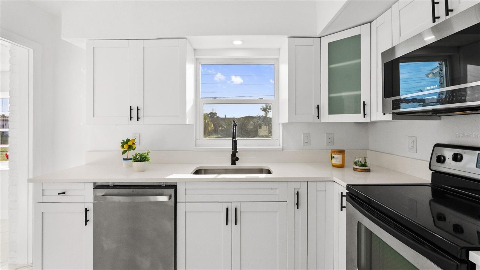 310 COUNTRY CLUB DR — photo 18