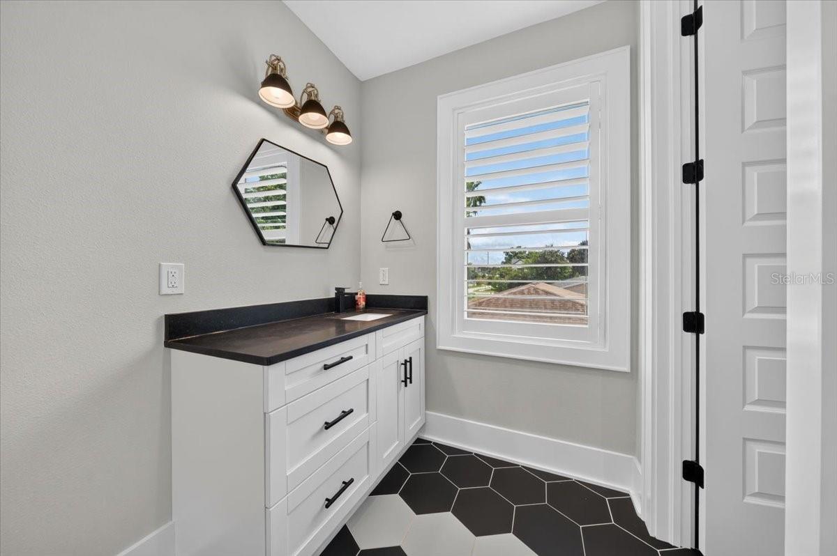 1308 W PLYMOUTH ST — photo 33