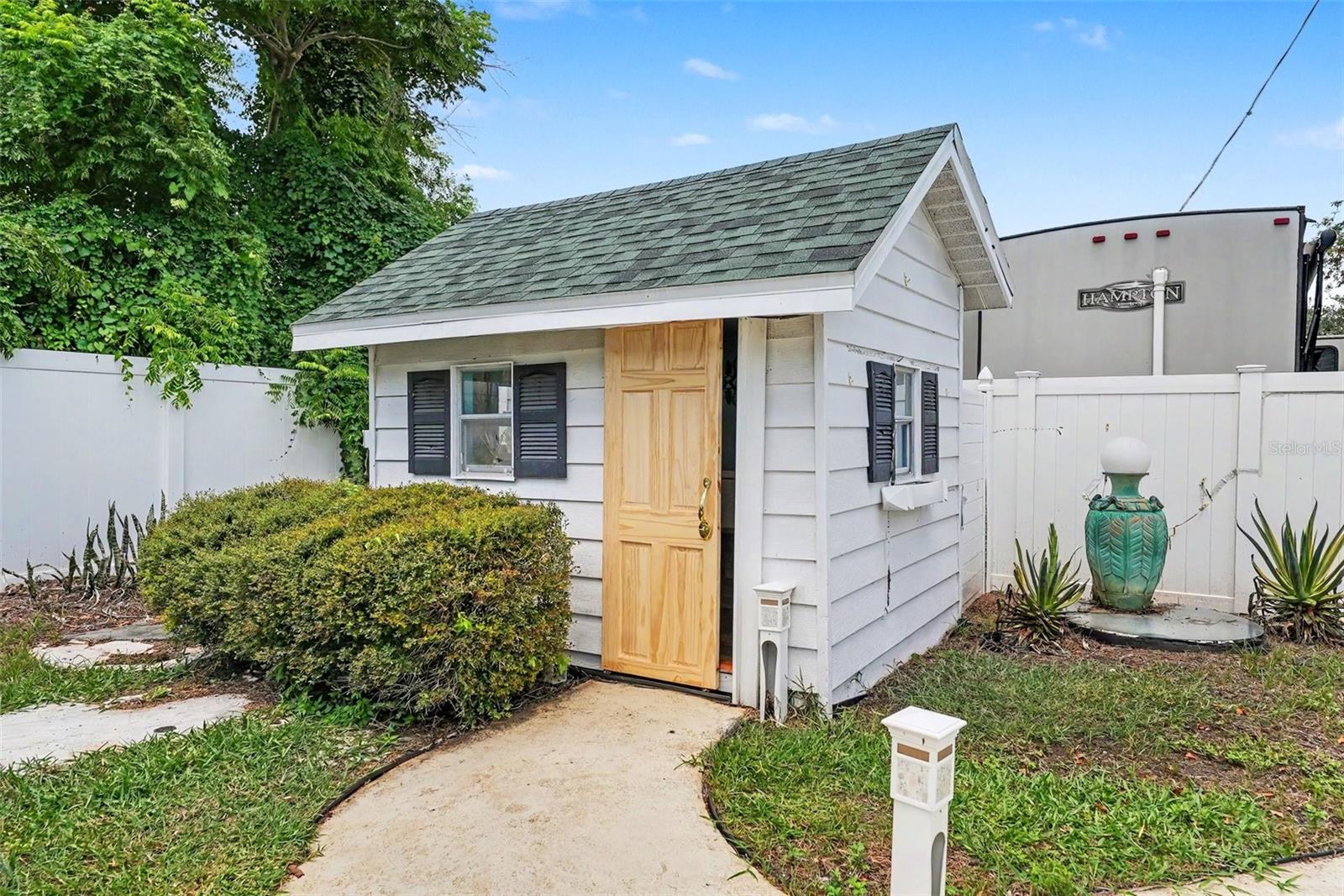 404 CLARISSA DR — photo 36