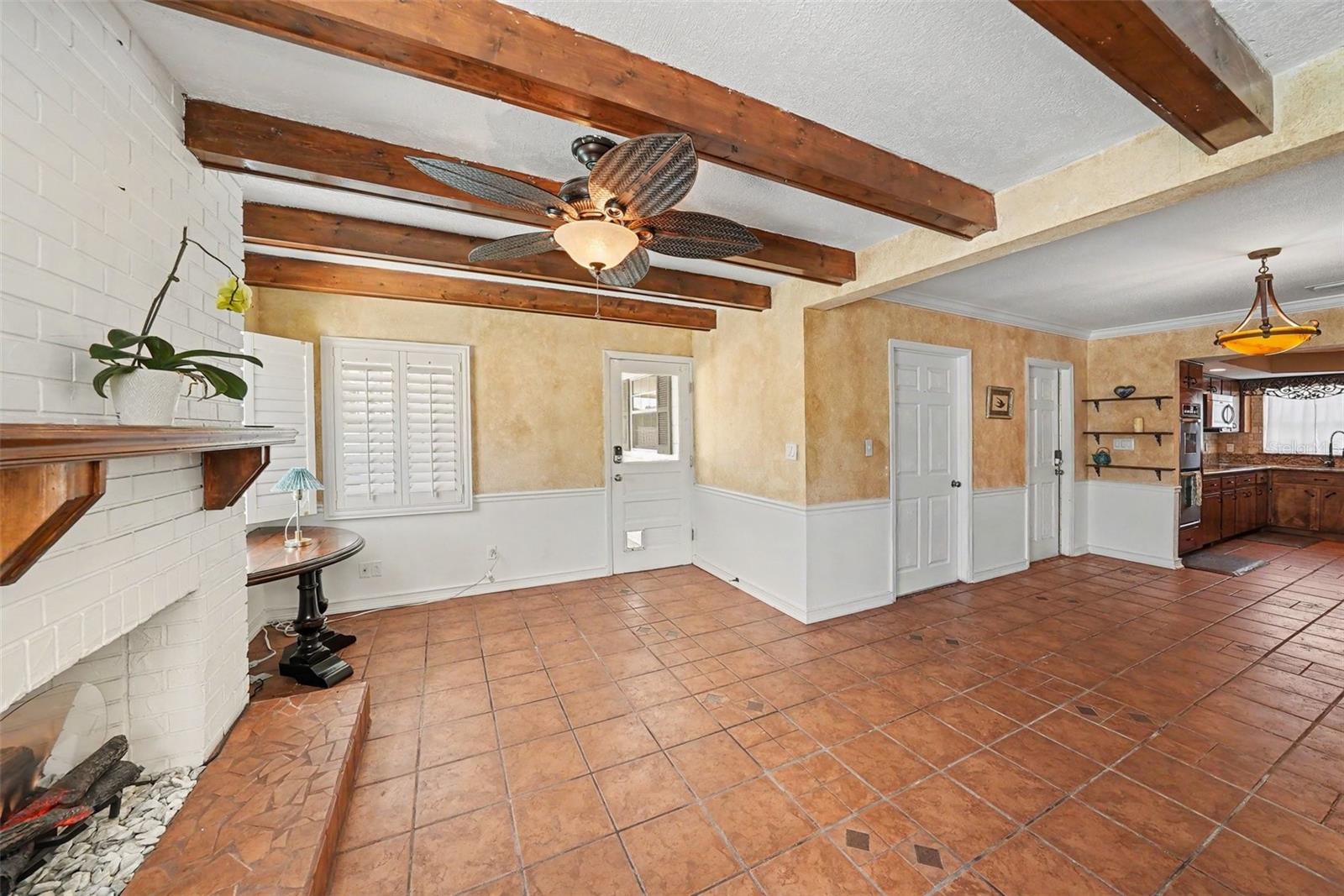 404 CLARISSA DR — photo 11