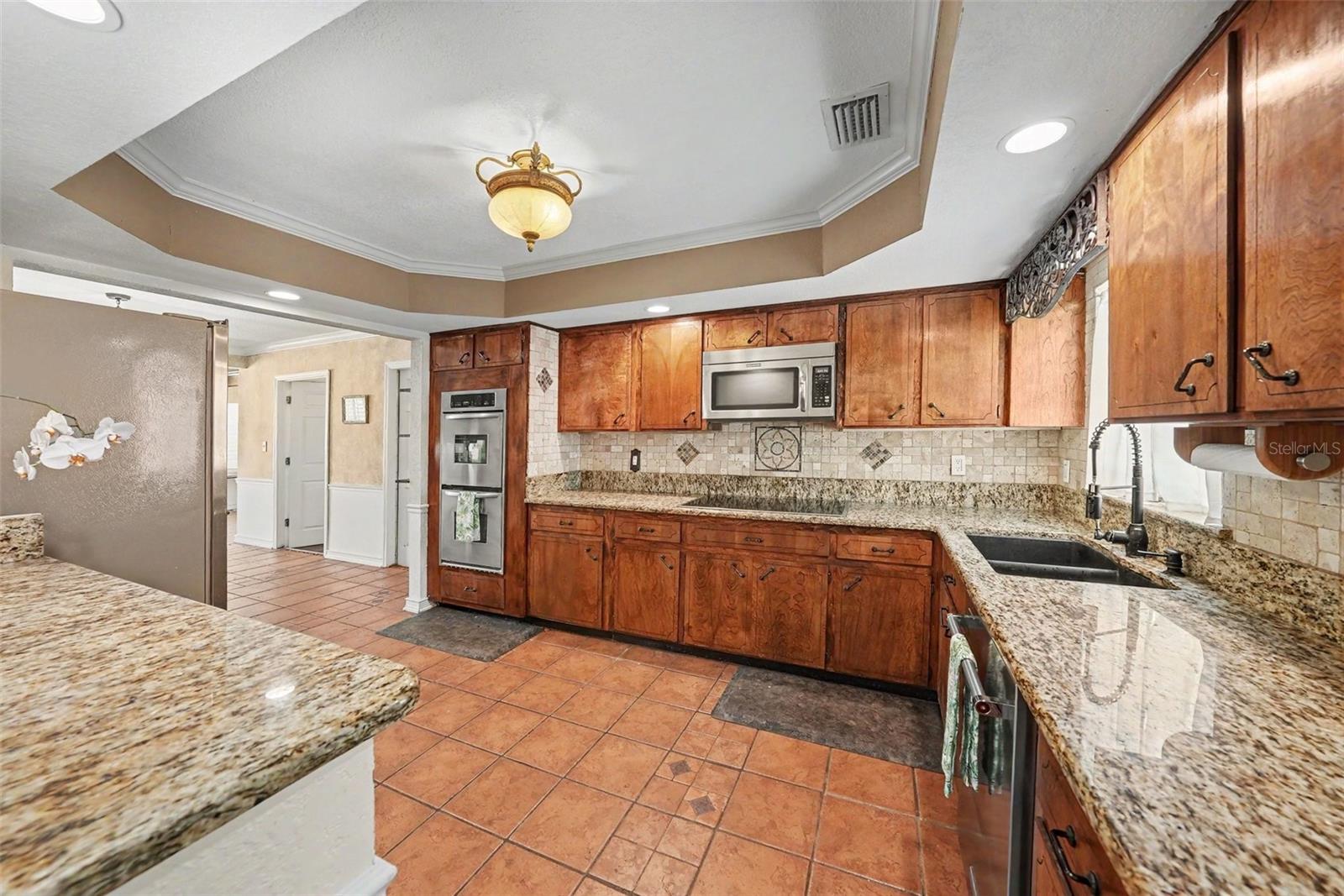 404 CLARISSA DR — photo 17