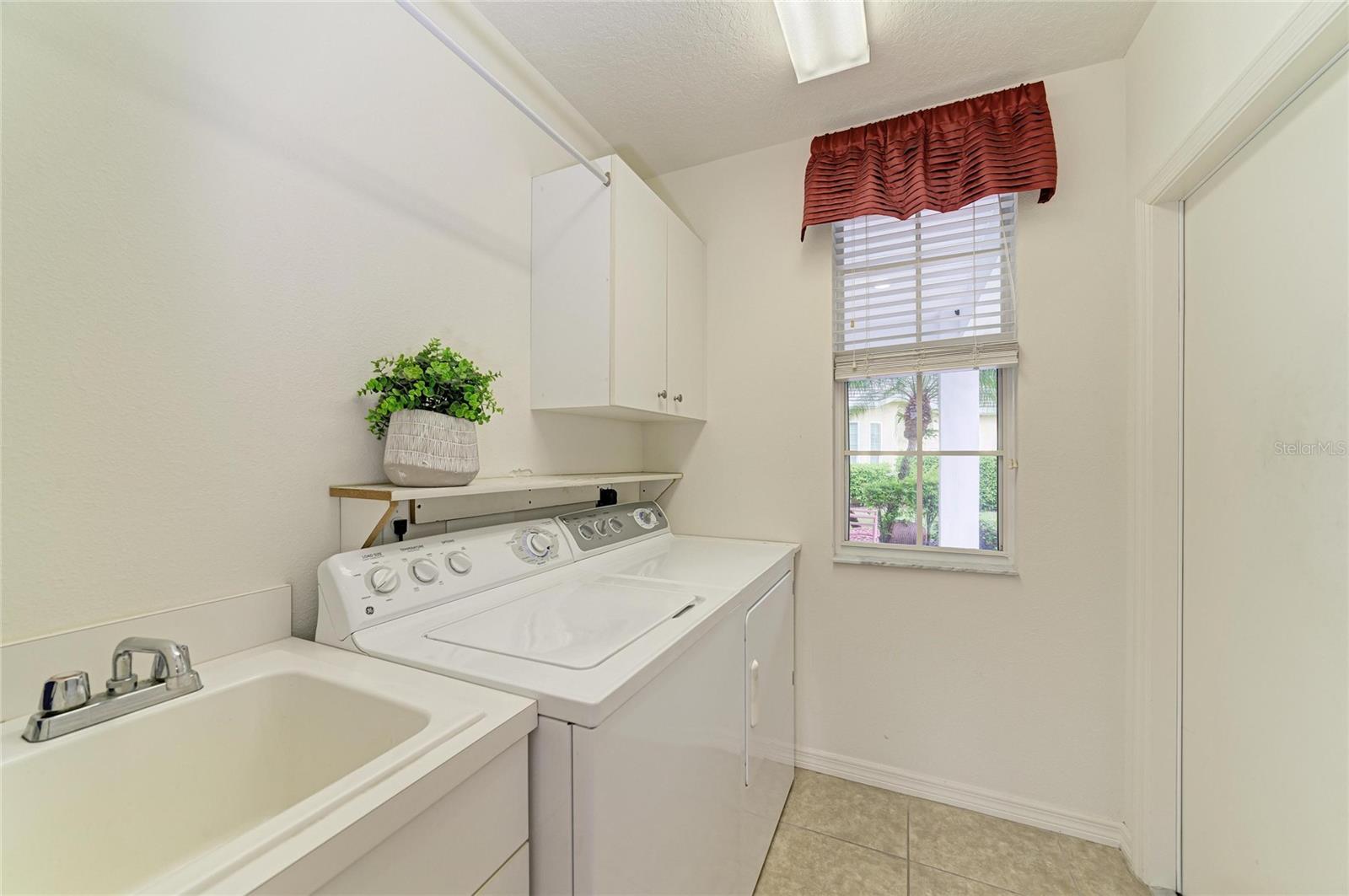 1592 MONARCH DR #1592 — photo 33