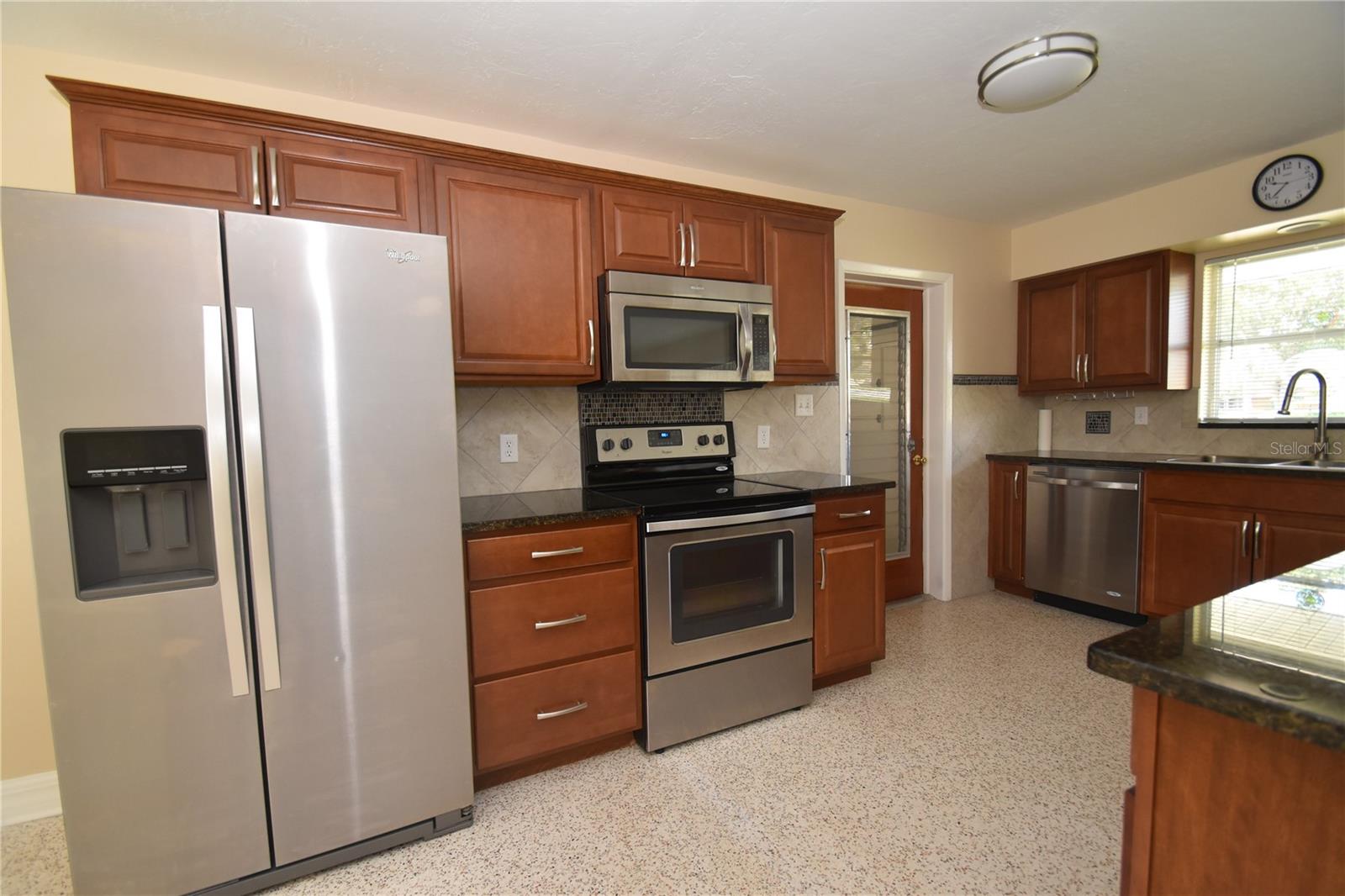 6611 COLONIAL DR — photo 3