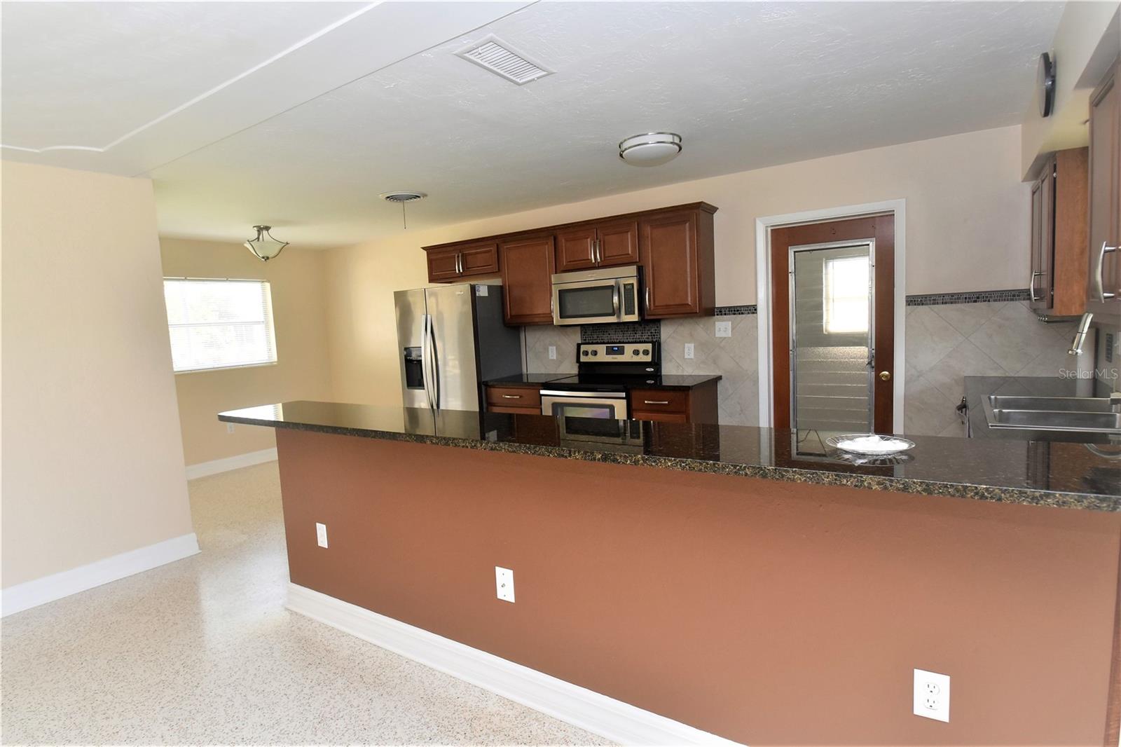 6611 COLONIAL DR — photo 16