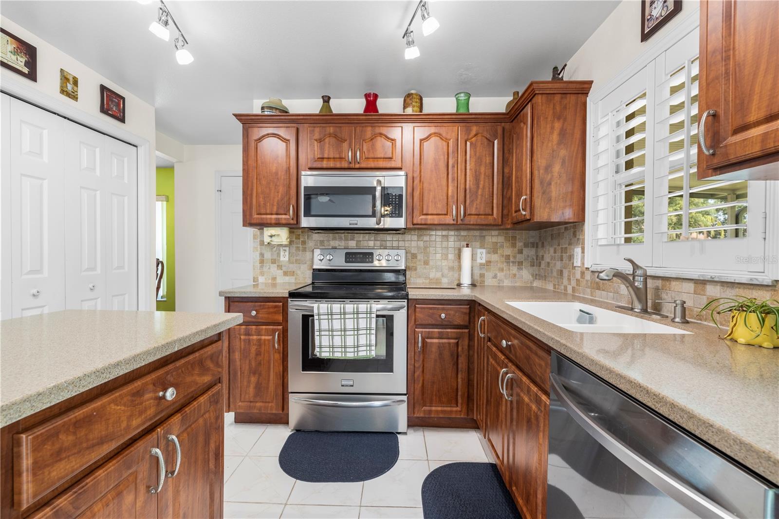 9808 LONG MEADOW DR — photo 18