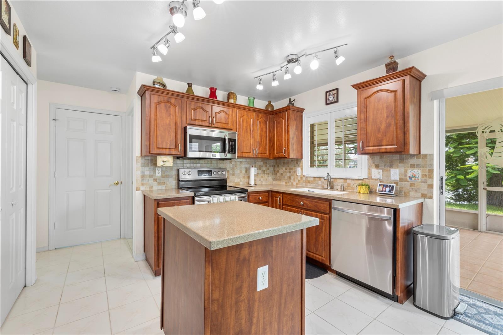 9808 LONG MEADOW DR — photo 20