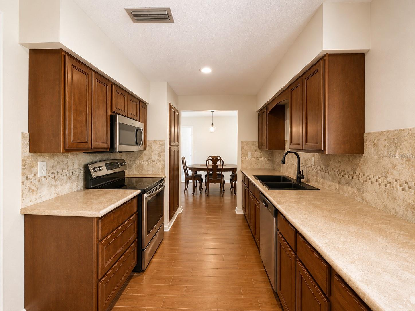 934 HILLWOOD DR — photo 14