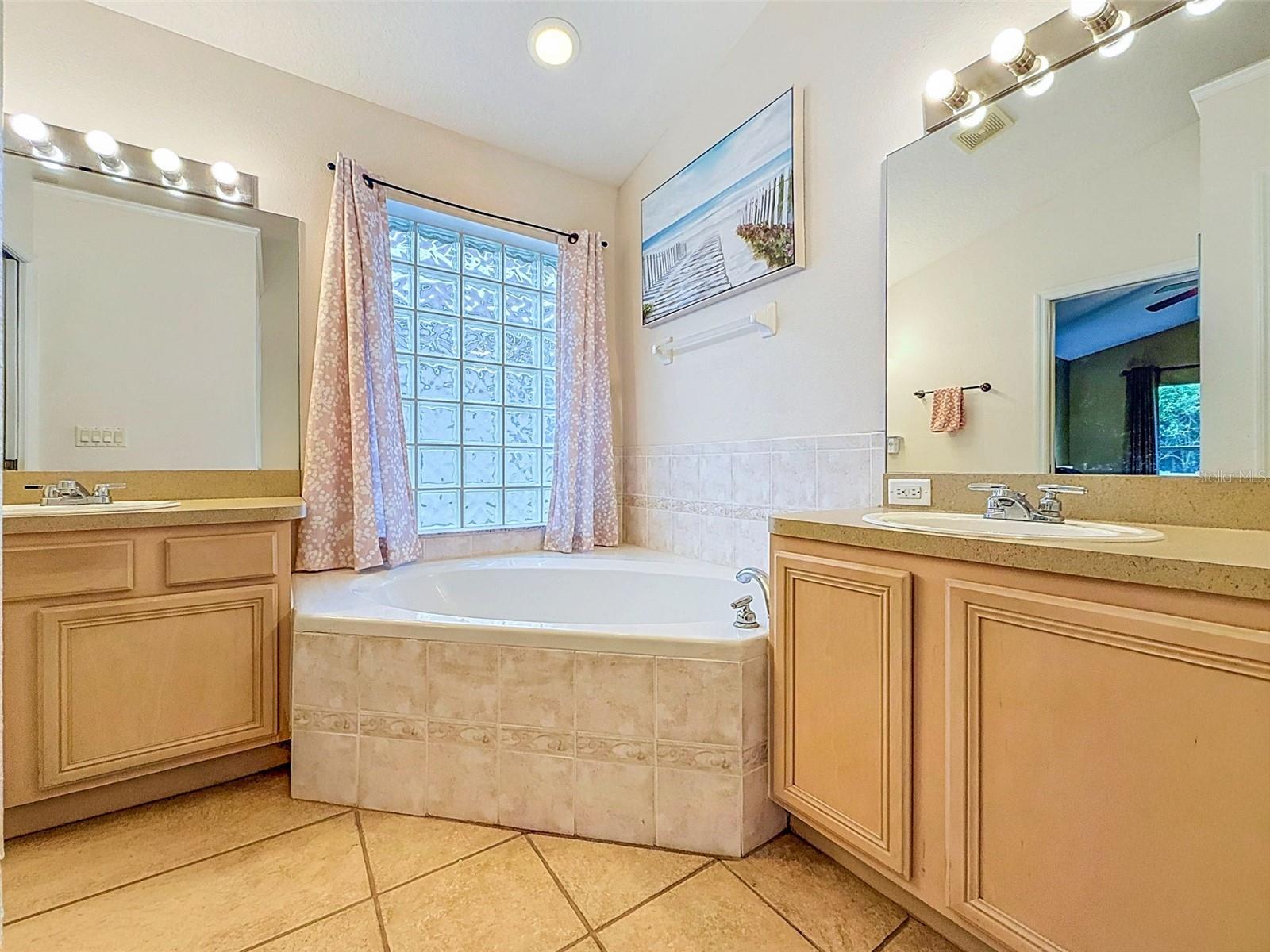 5720 HAWKLAKE RD — photo 38