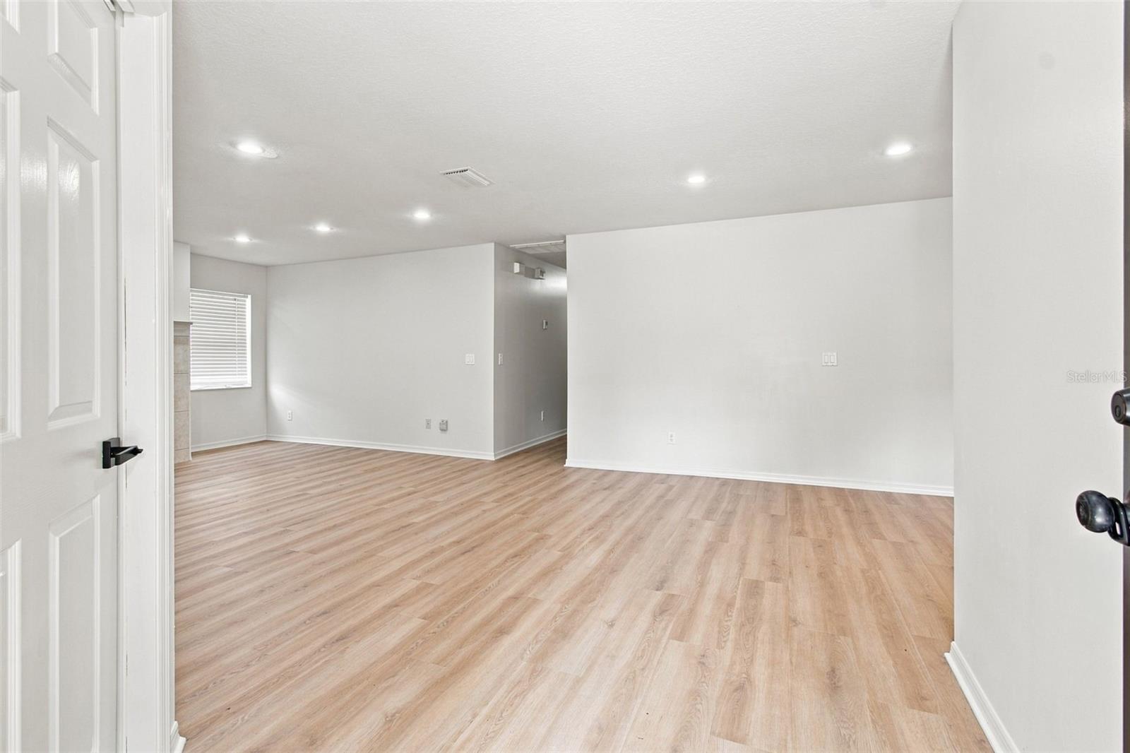 8903 N WILLOW AVE — photo 6