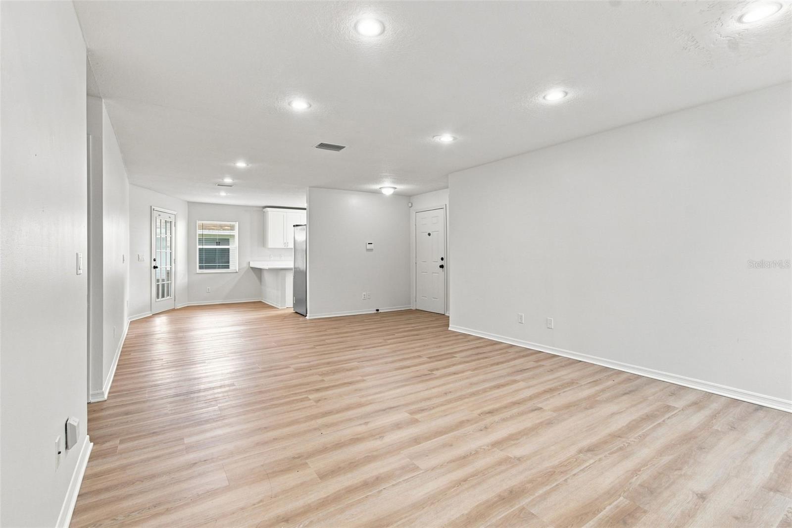 8903 N WILLOW AVE — photo 11