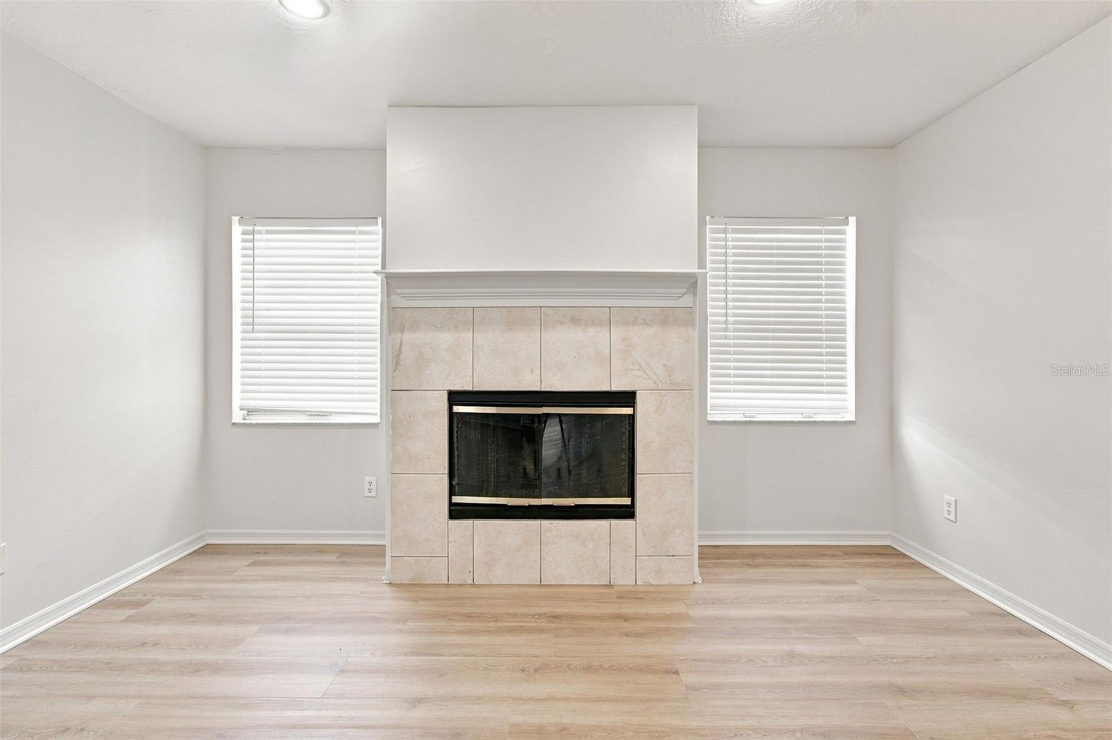8903 N WILLOW AVE — photo 9