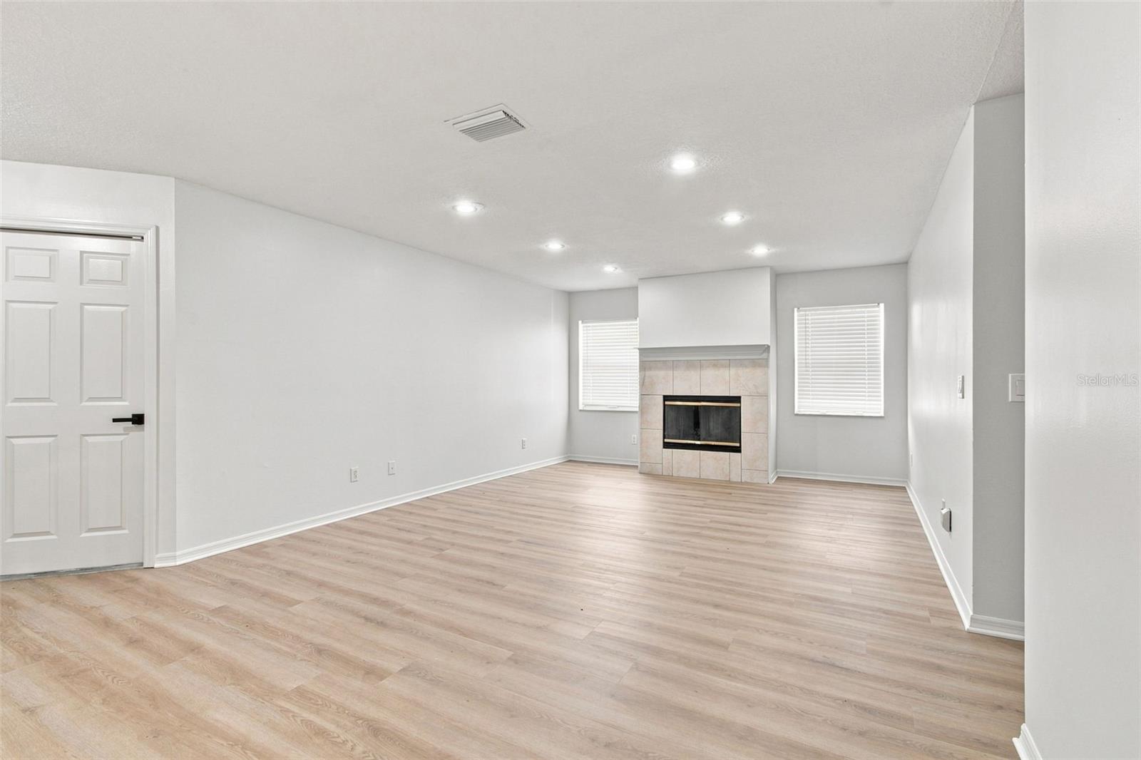 8903 N WILLOW AVE — photo 10