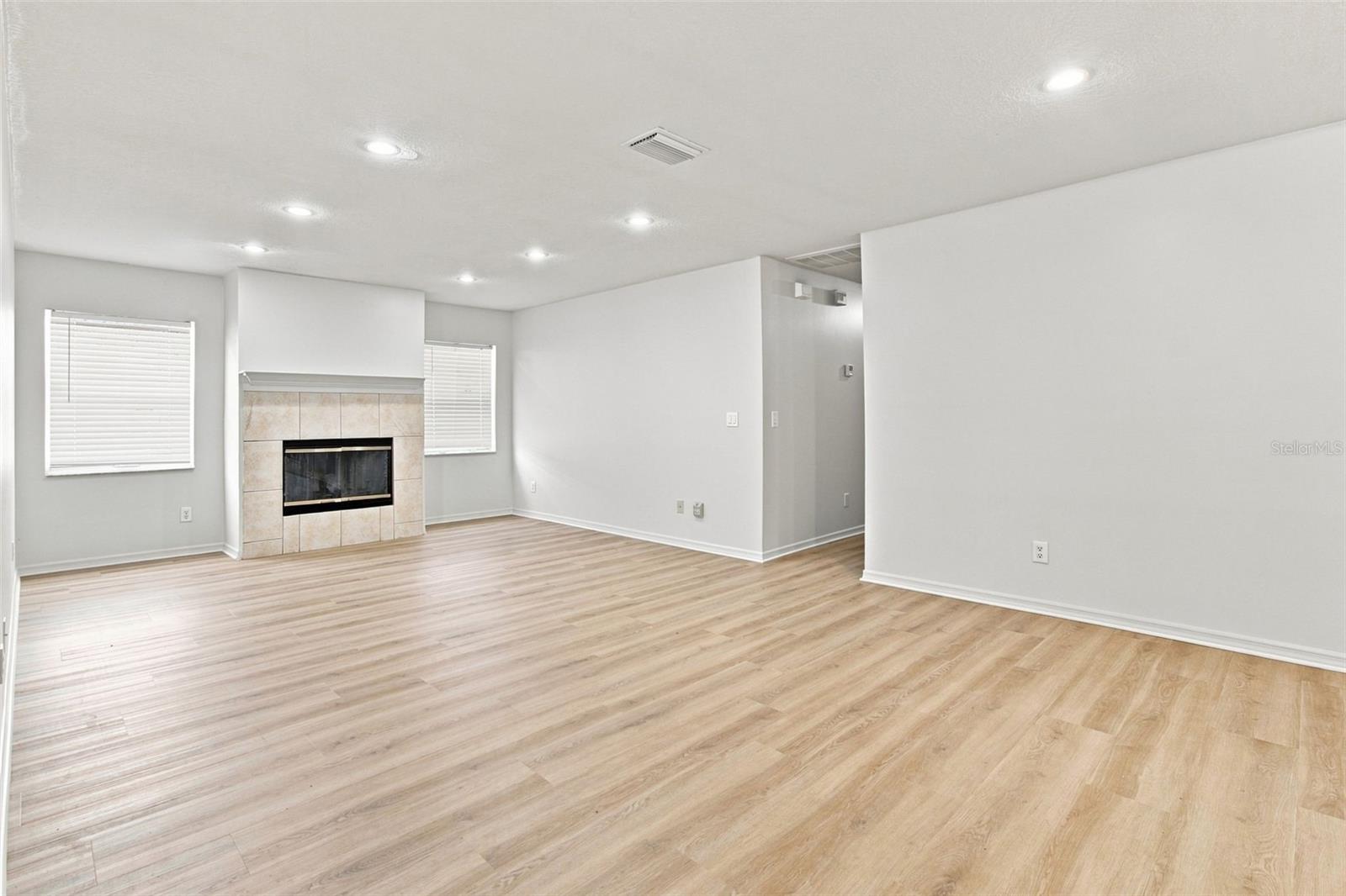 8903 N WILLOW AVE — photo 7