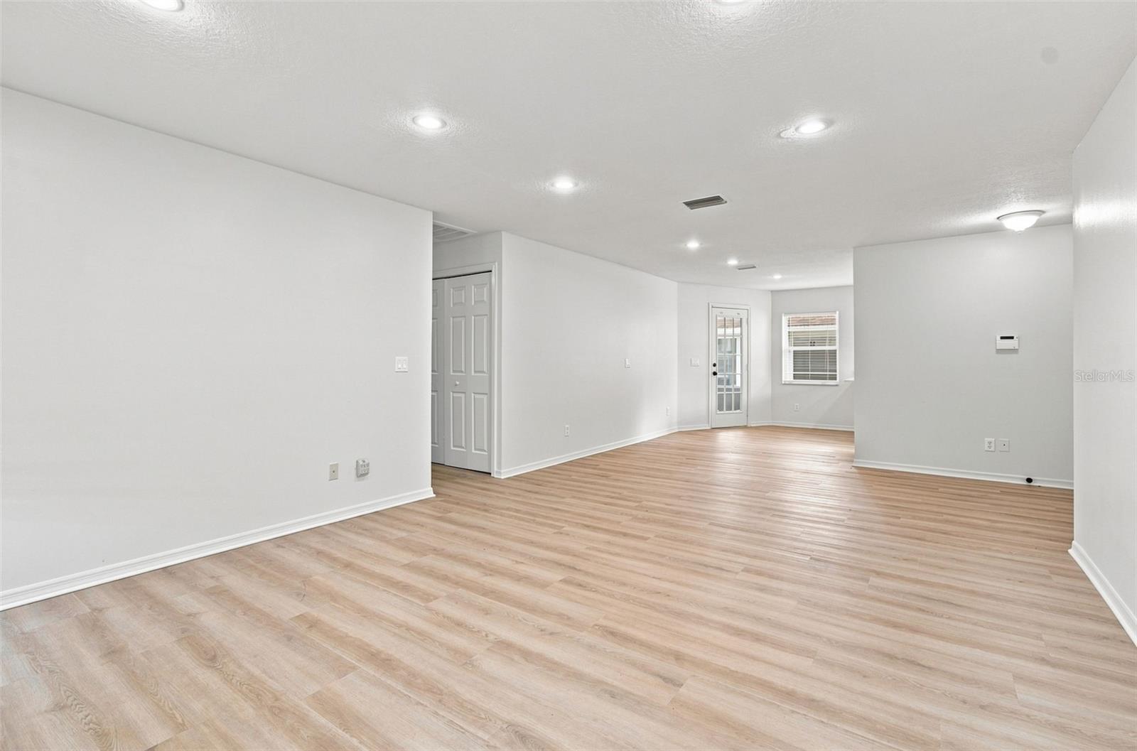 8903 N WILLOW AVE — photo 12